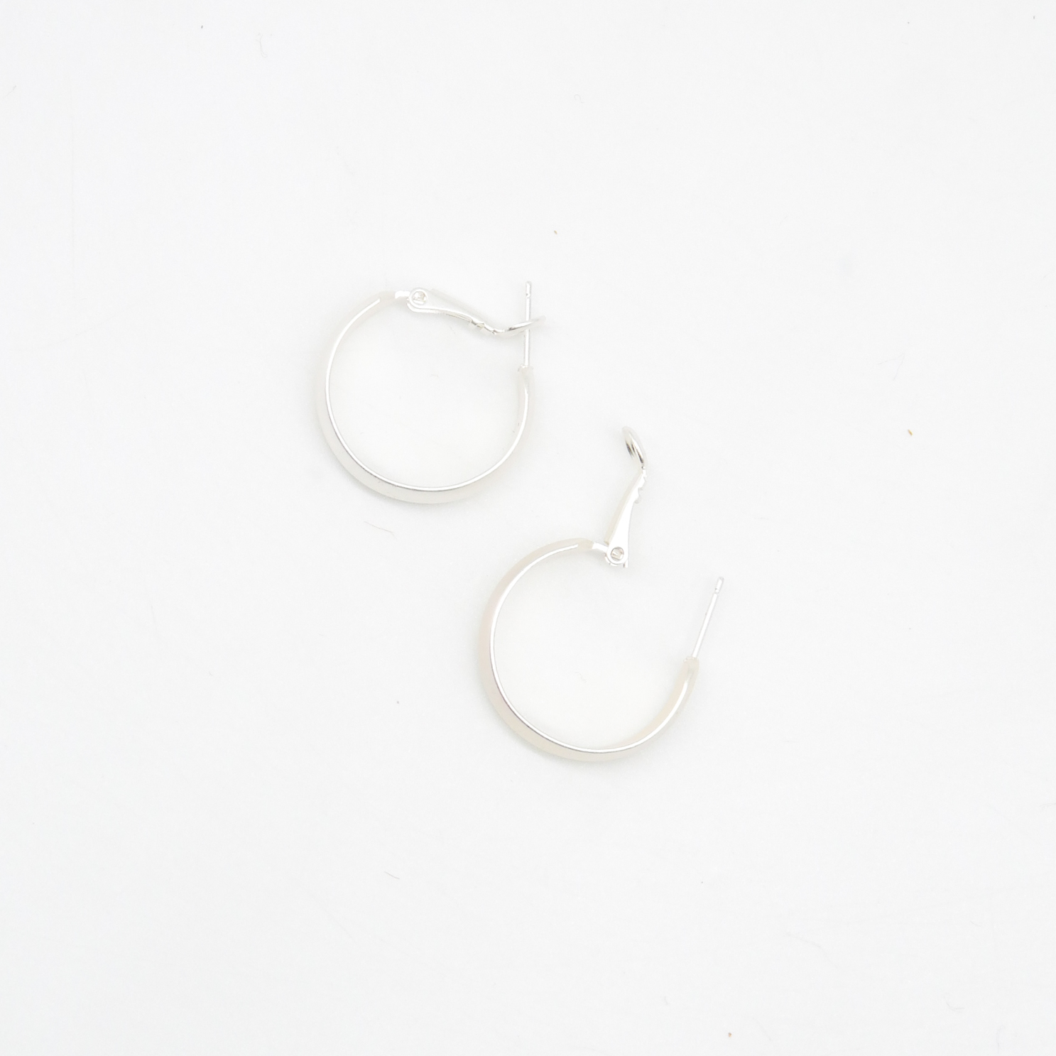 "Circle", runde Creole versilbert ca. 24 mm leicht gewölbt 