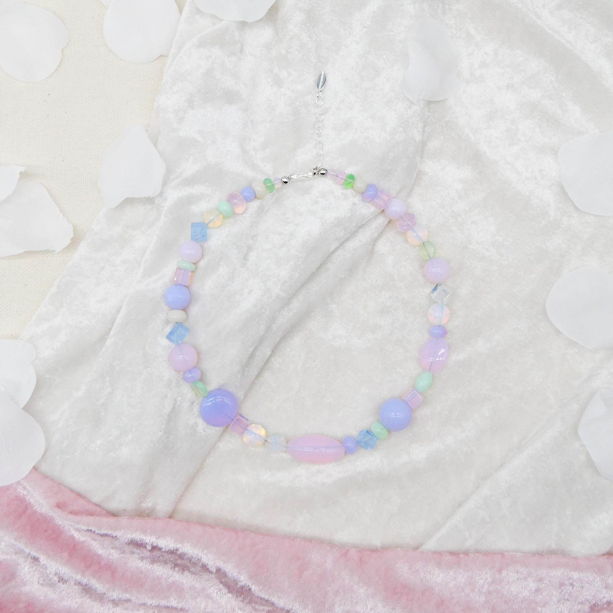 "Summer Feeling",  Kette aus verschiedenen Formen, Glas- und Resin Perlen, opal-pas