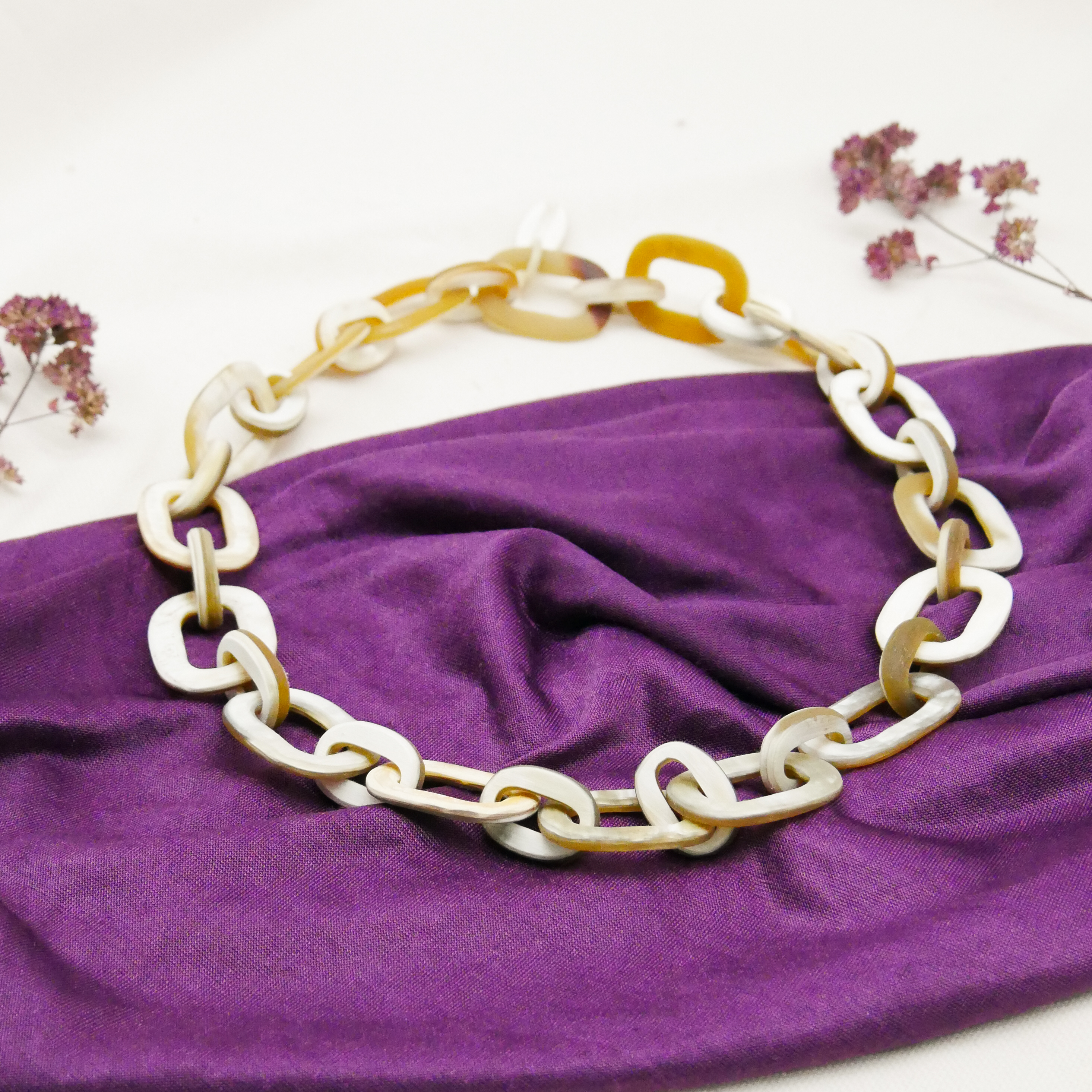  "Craft-Art", kurze Kette ca. 75 cm verschiedene abgerundete Rechtecke, weißes Horn matt 