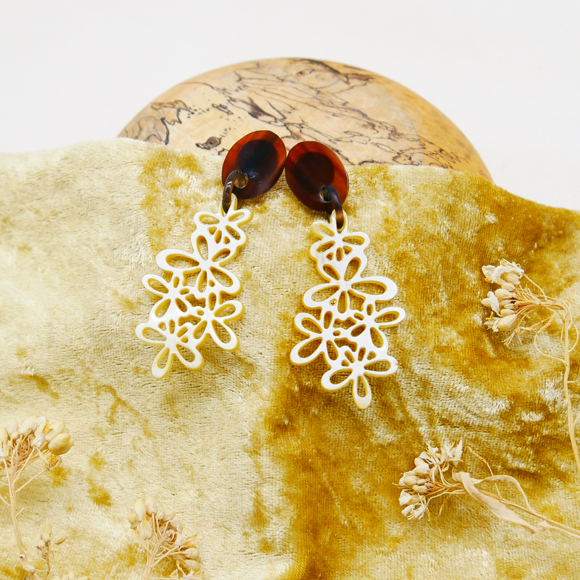 "Craft Art" Ohrring "Blütenzauber" braunes und weißes Horn