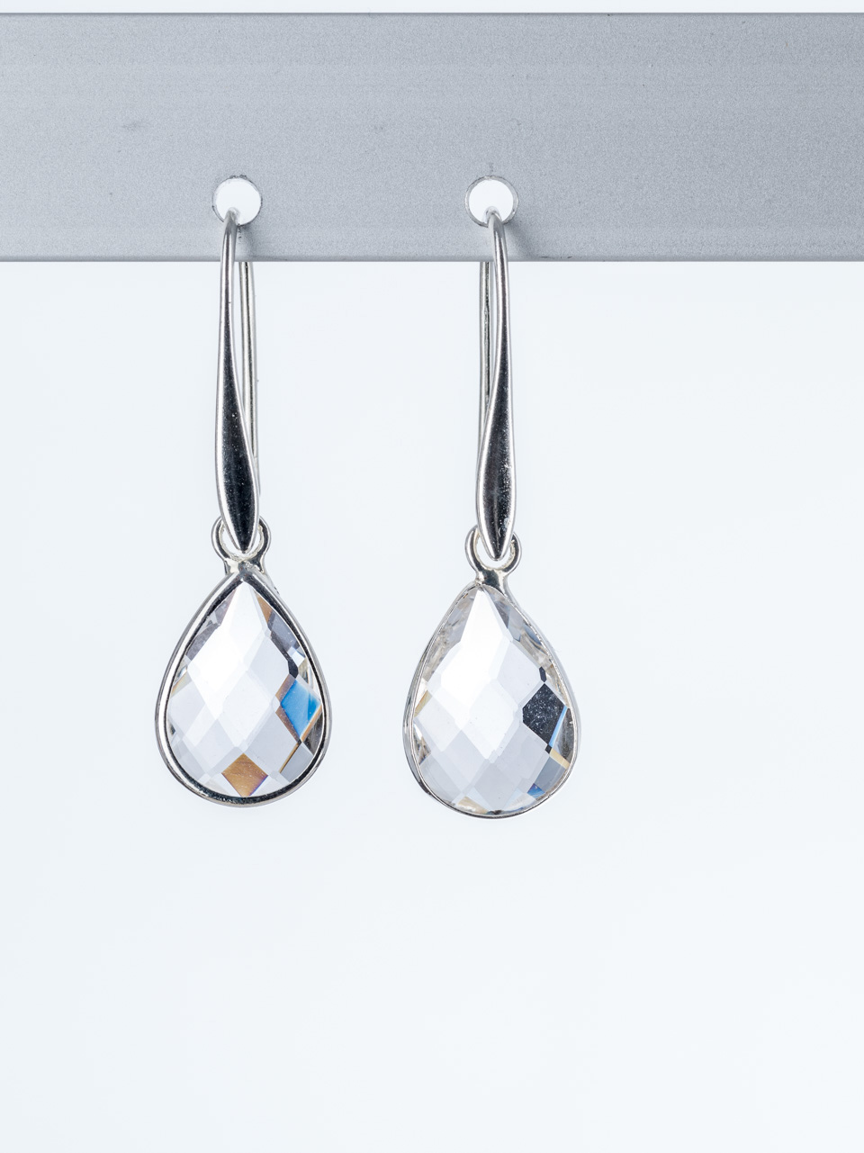 "Cut Drops" Ohrhänger mit facettiertem Glastropfen - crystal