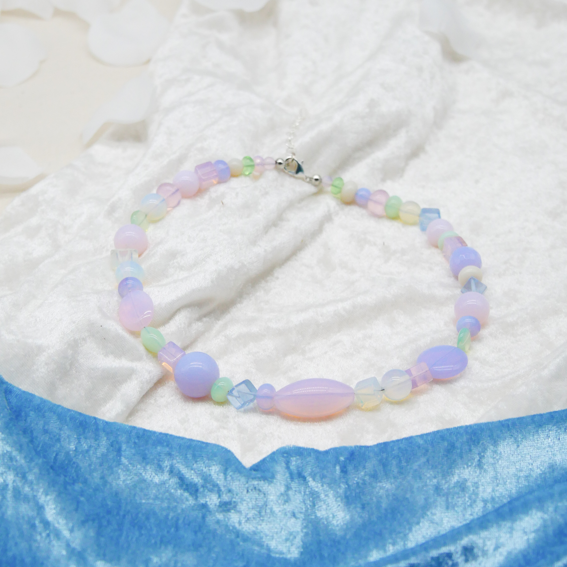 "Summer Feeling",  Kette aus verschiedenen Formen, Glas- und Resin Perlen, opal-pas
