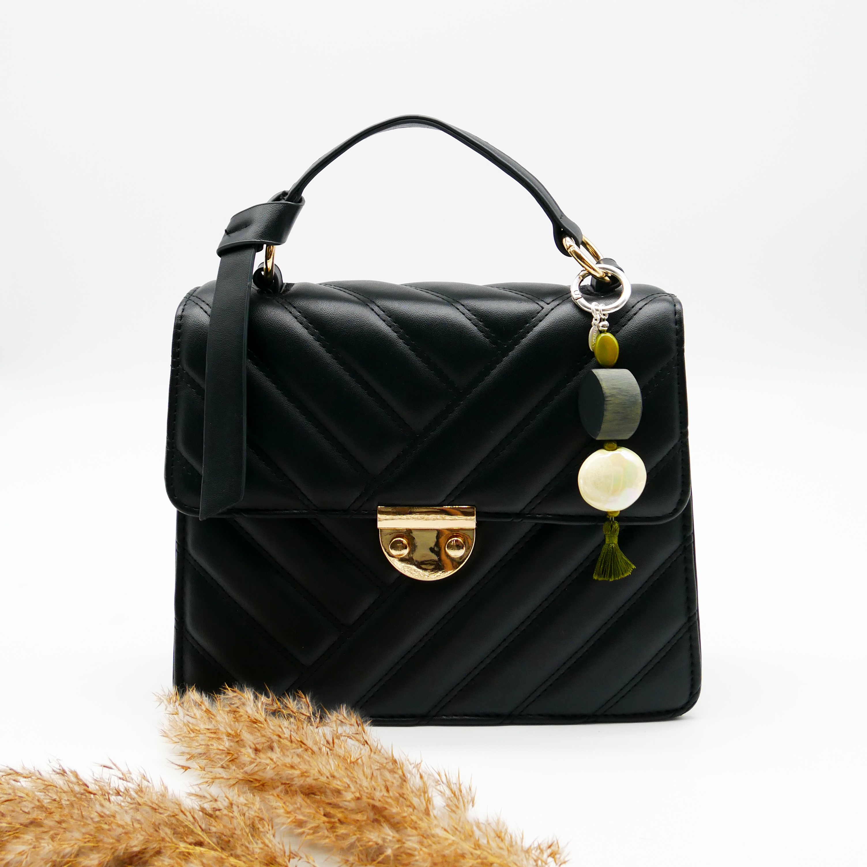 "Lucky Pendant" Anhänger, 1 Strang Hornperle, Keramikscheibe und Quaste 