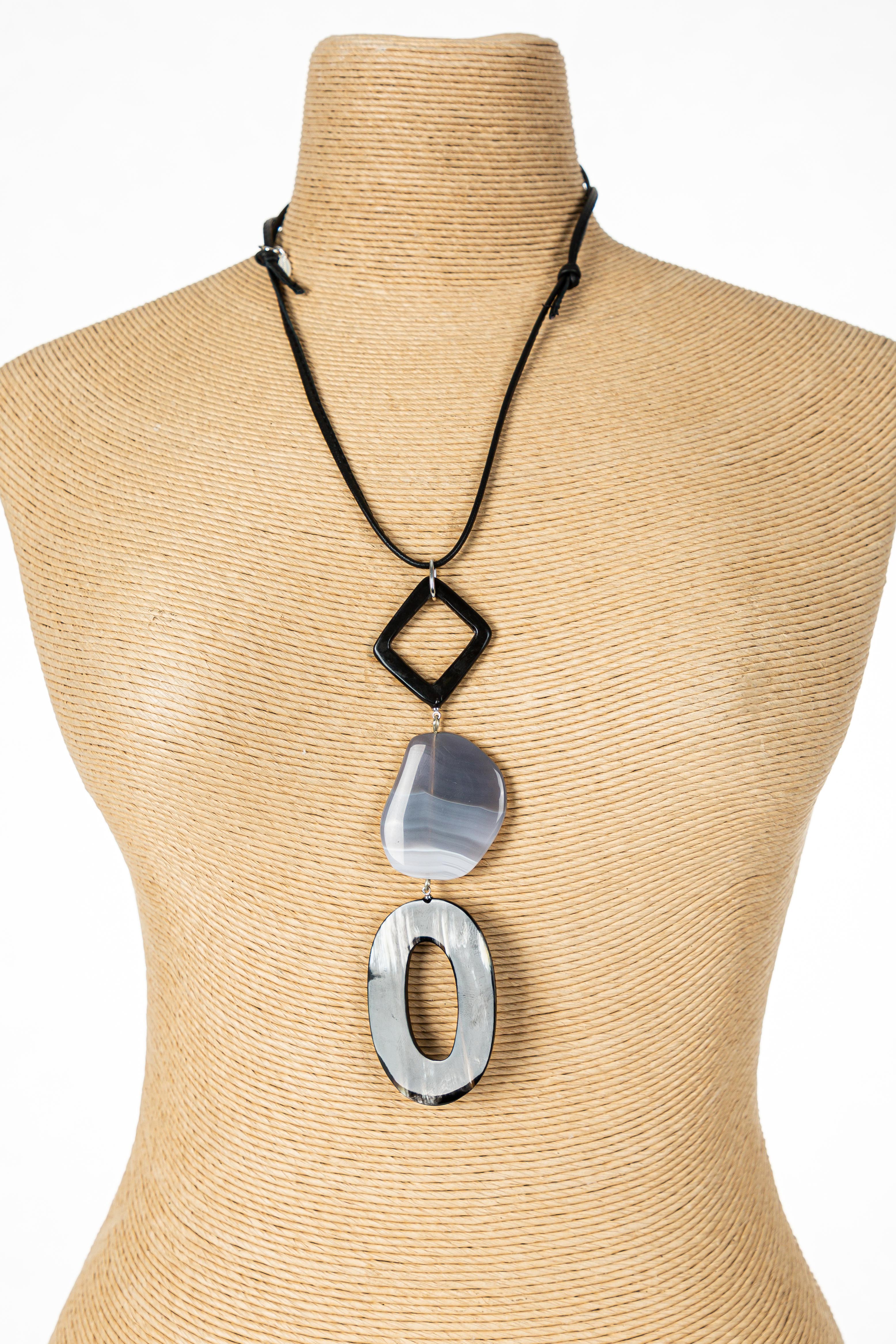 "Craft Art", Hornkette, lange Kette, schwarzes Lederband marble Horn Elemente und grauer Achat