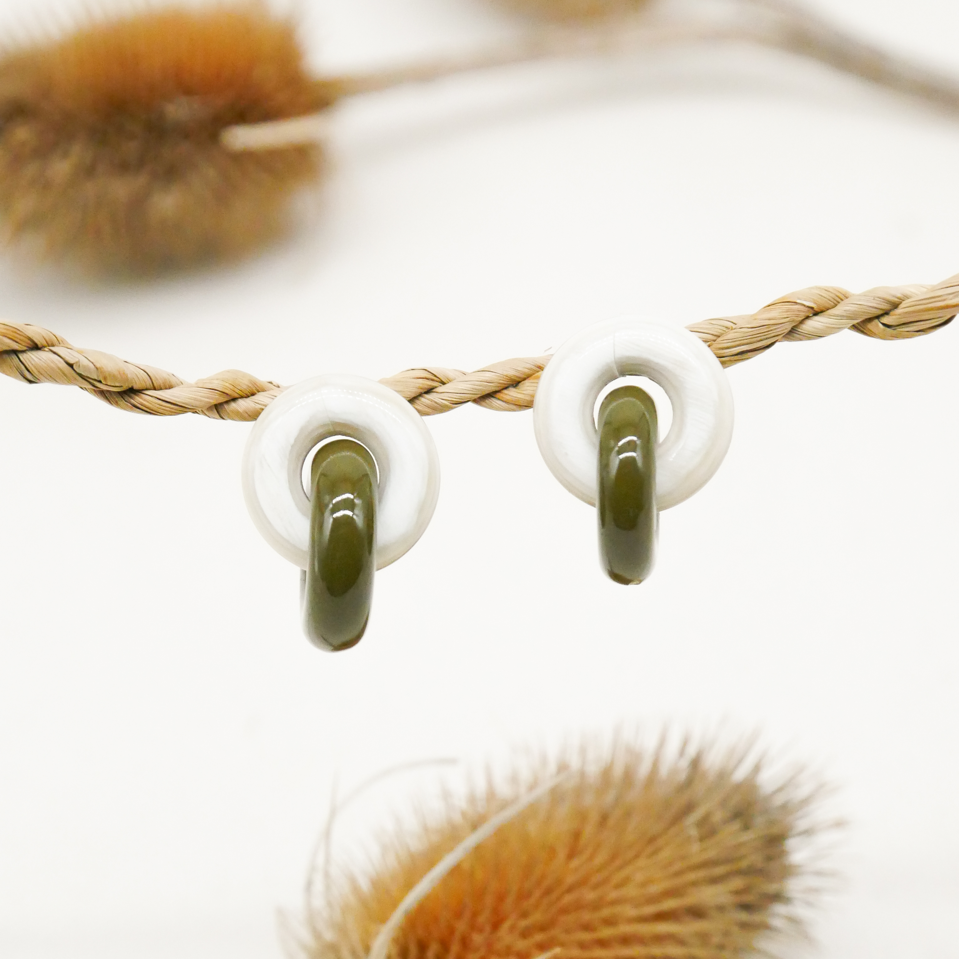 "Craft-Art", Ohrstecker zwei dicke Reife 90 Grad versetzt schwarzes Horn, Lack khaki 