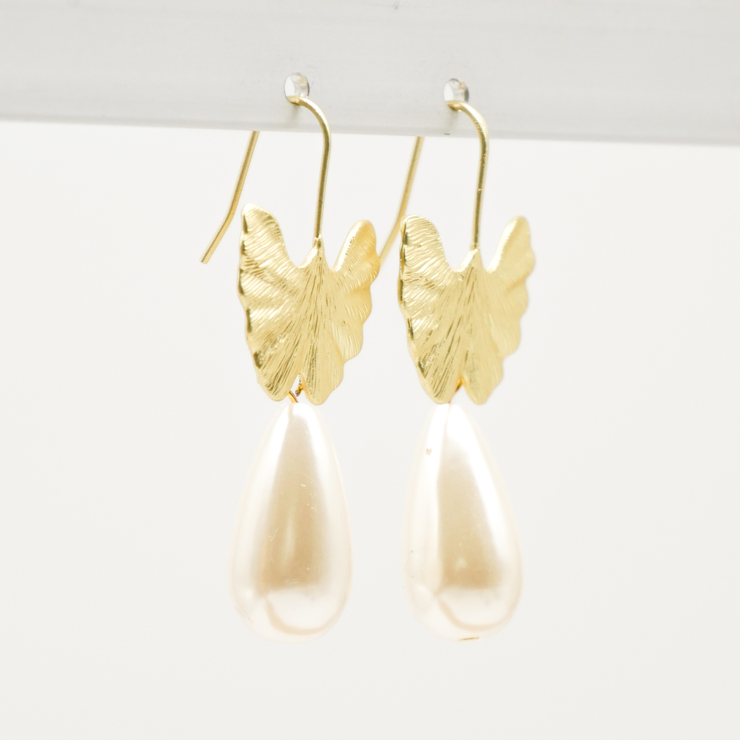 "Freshwater Pearls"  Ohrstecker "Ginko" vergoldet aus SWZ Resin Tropfen, 22 x 12 mm