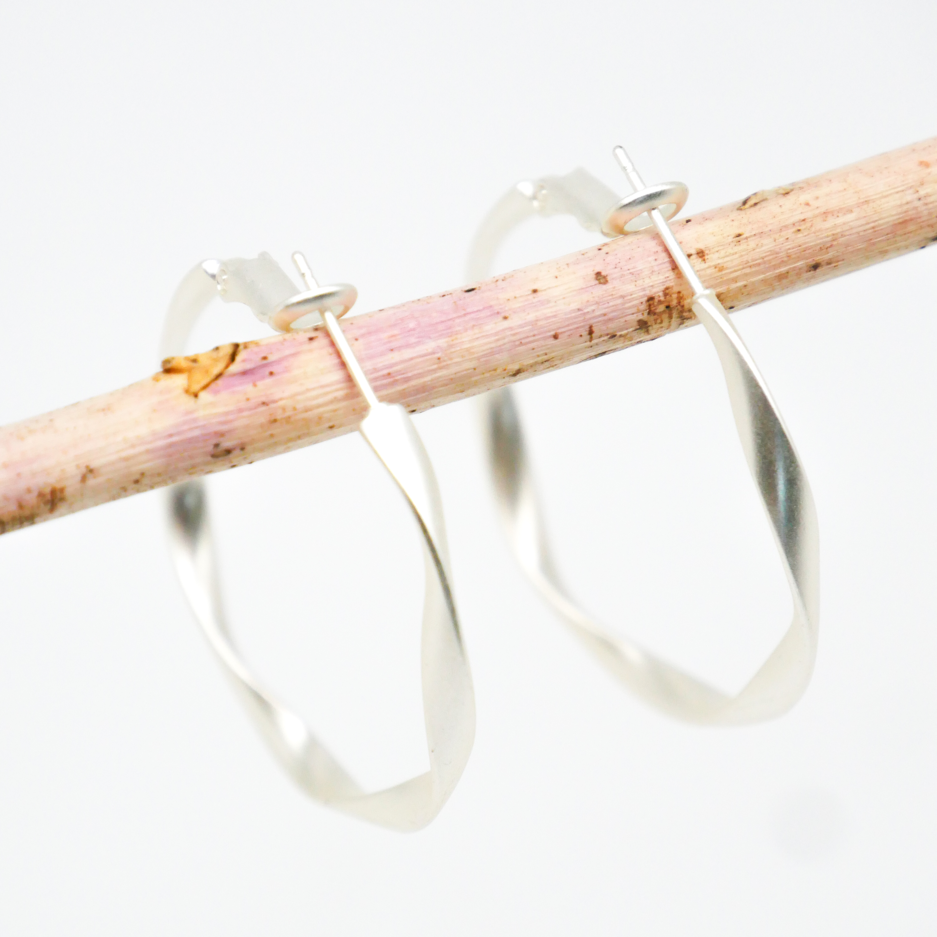 "Charm" Ohrstecker, offene Creole, versilbert