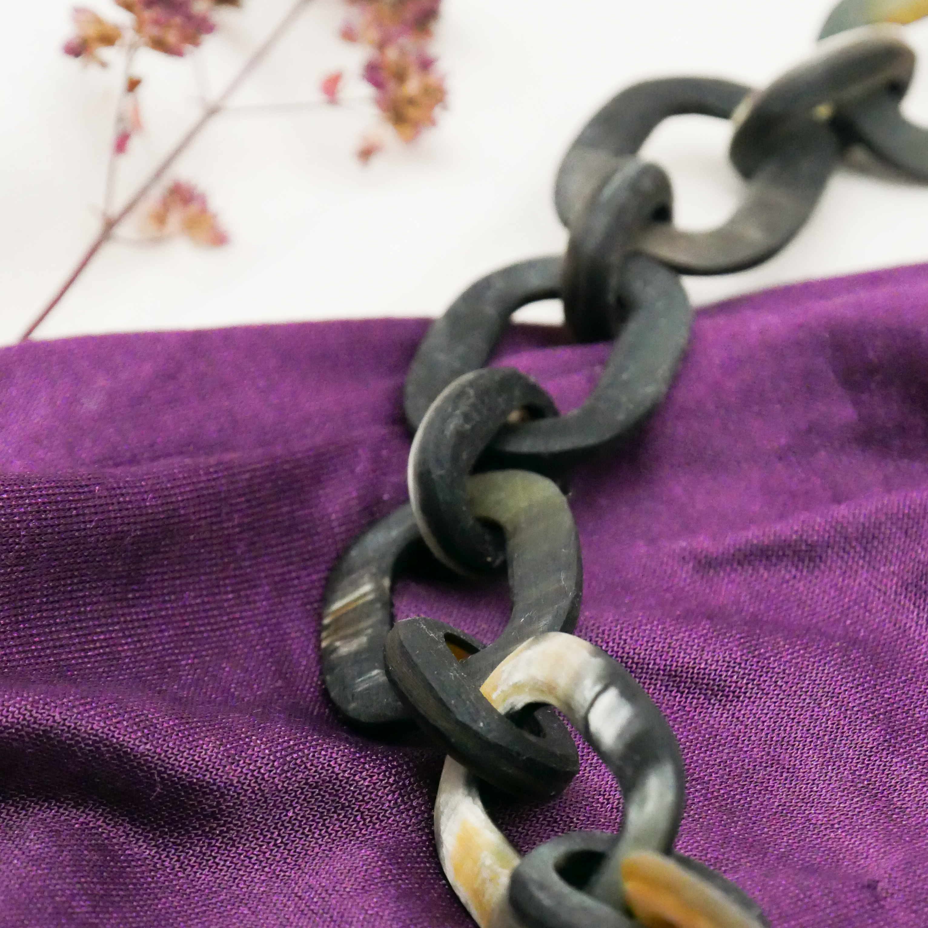  "Craft-Art", kurze Kette ca. 75 cm verschiedene abgerundete Rechtecke, marble Horn matt 