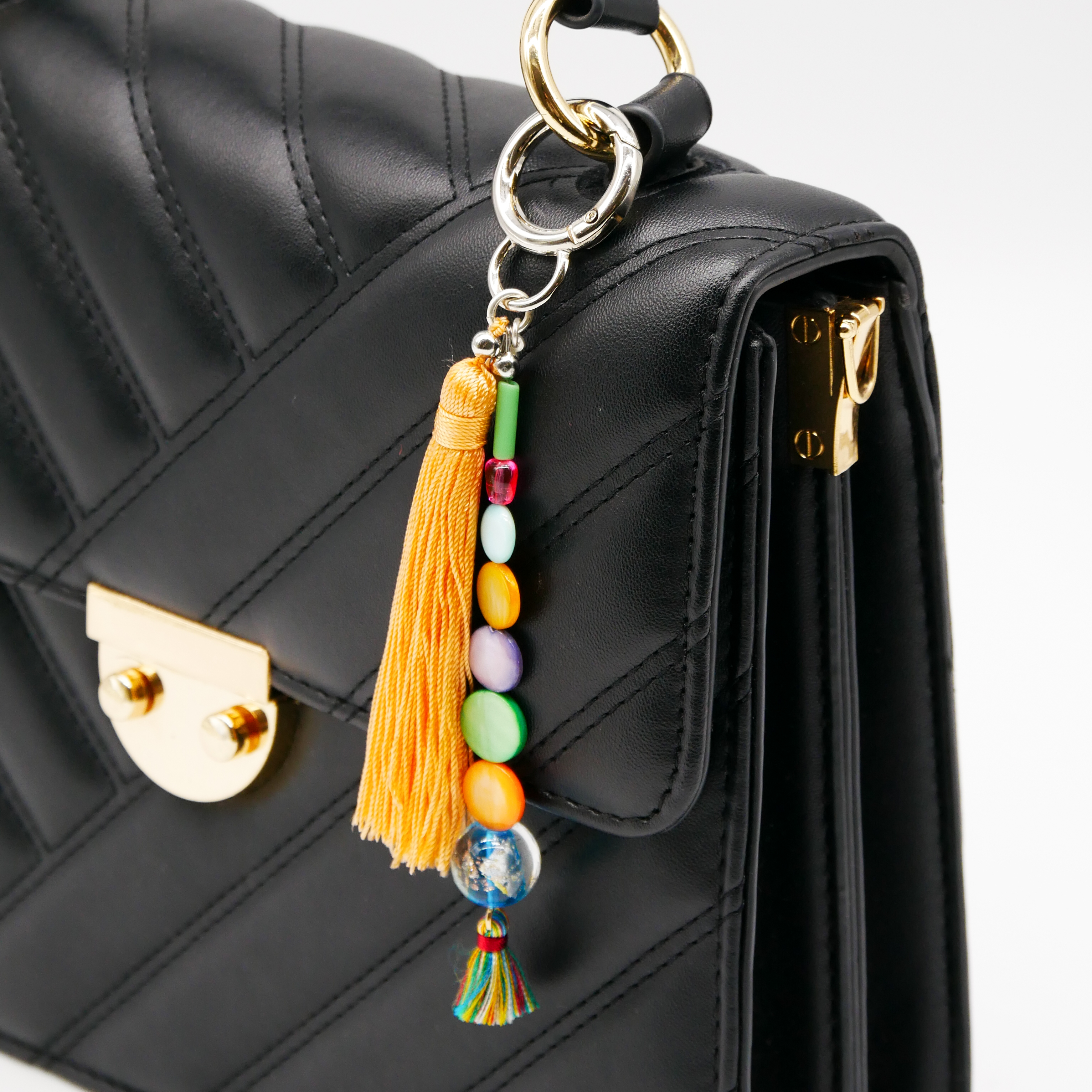 "Lucky Pendant" Anhänger, 1 Strang bunte Muschelperlen, Glasperle und große Quaste 