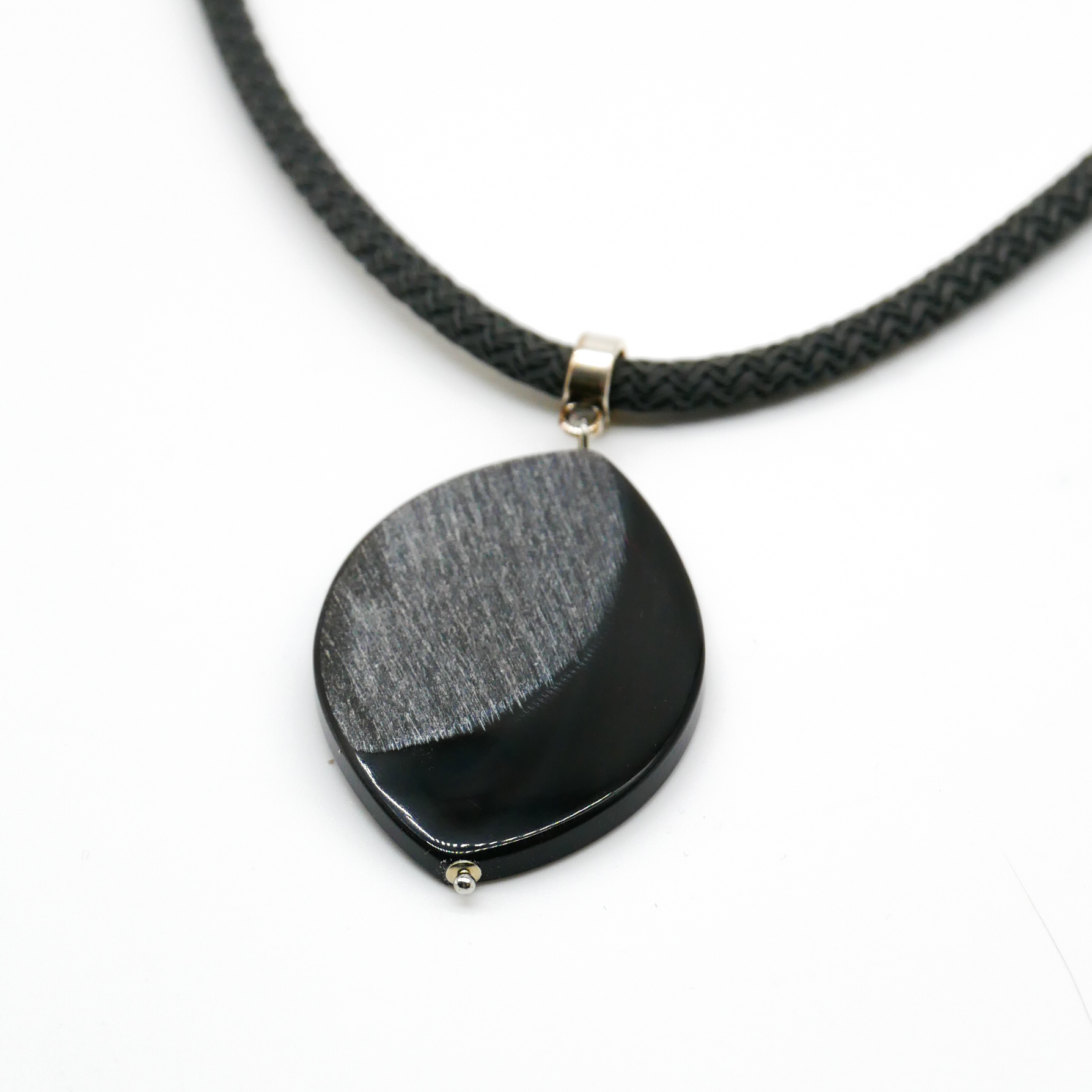 "Nomadic" Kette graues Cordband schwarzer ovaler Hornanhänger mattiert, 35 x 50 mm, silberfarben 