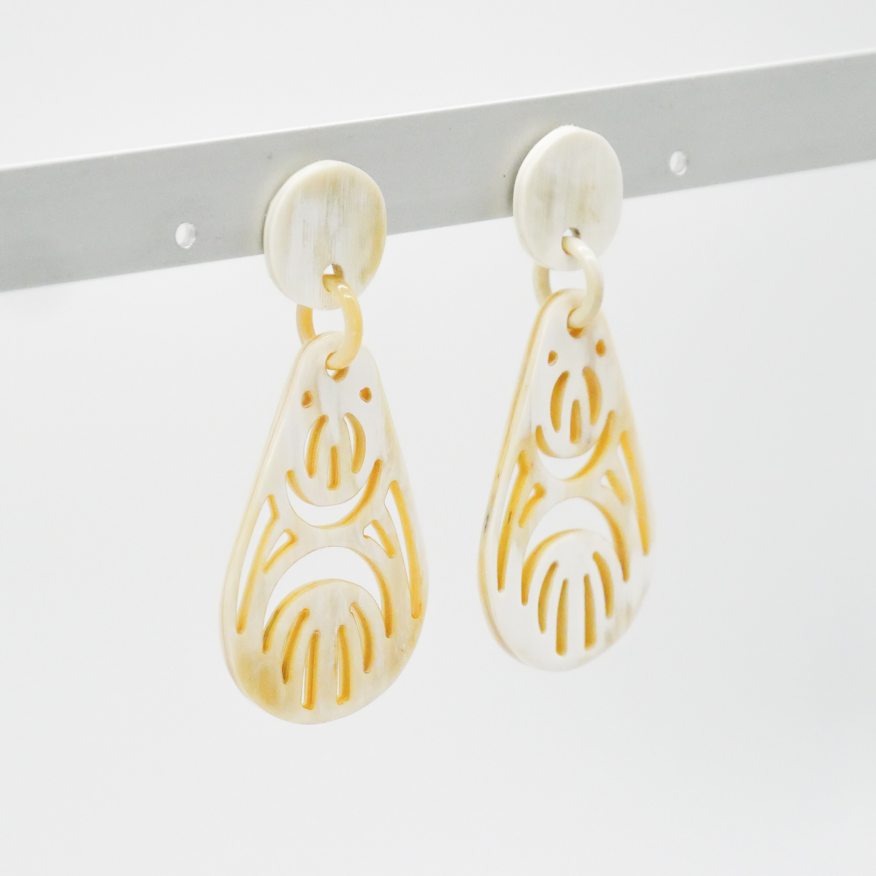  "Craft-Art", Ohrring "Drop" weißes Horn Ornament 2 