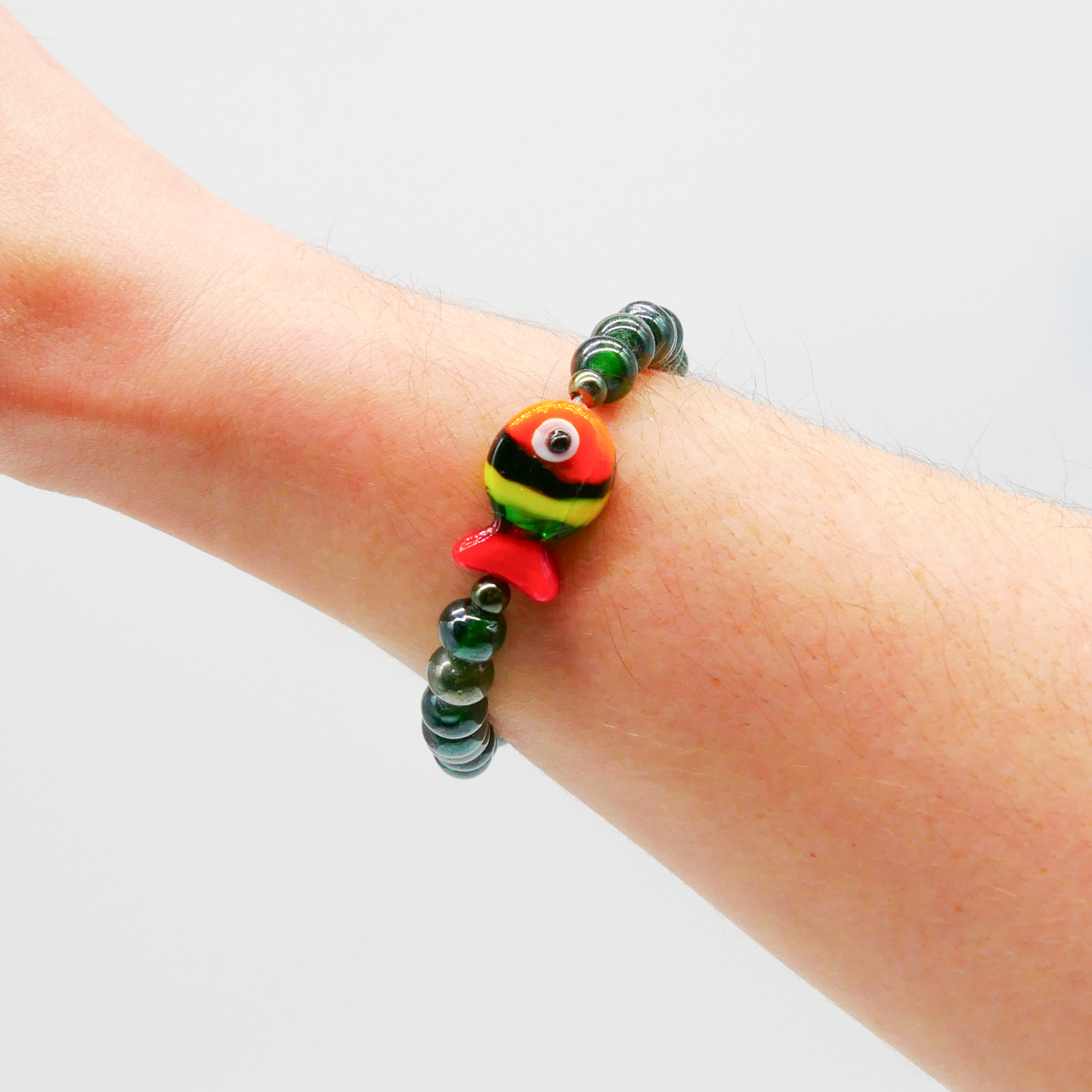 "Summer Feeling" Armband auf Gummi "Fisch" Glasperlen moos