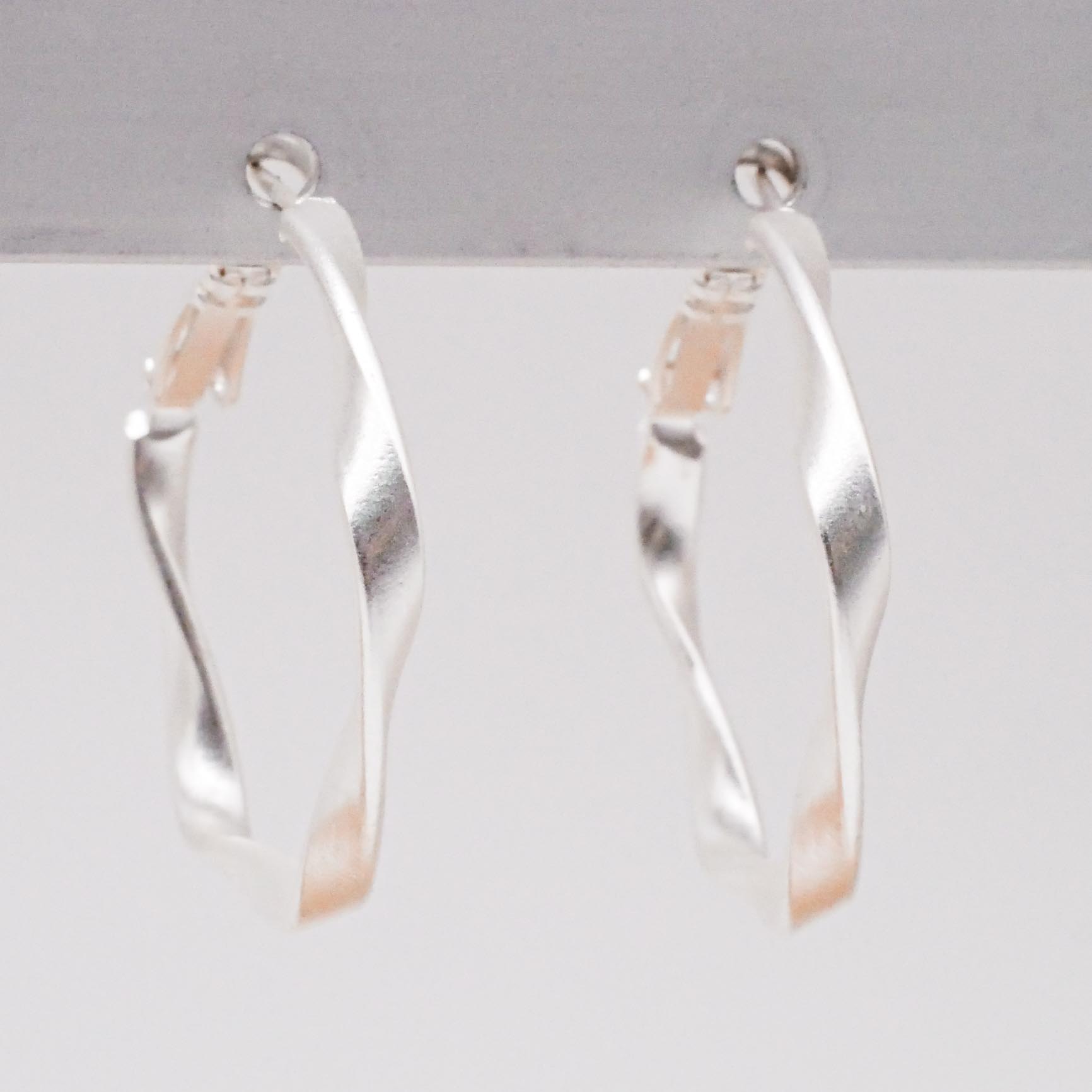 "Charm" Ohrstecker, Creole klein, verdreht, versilbert