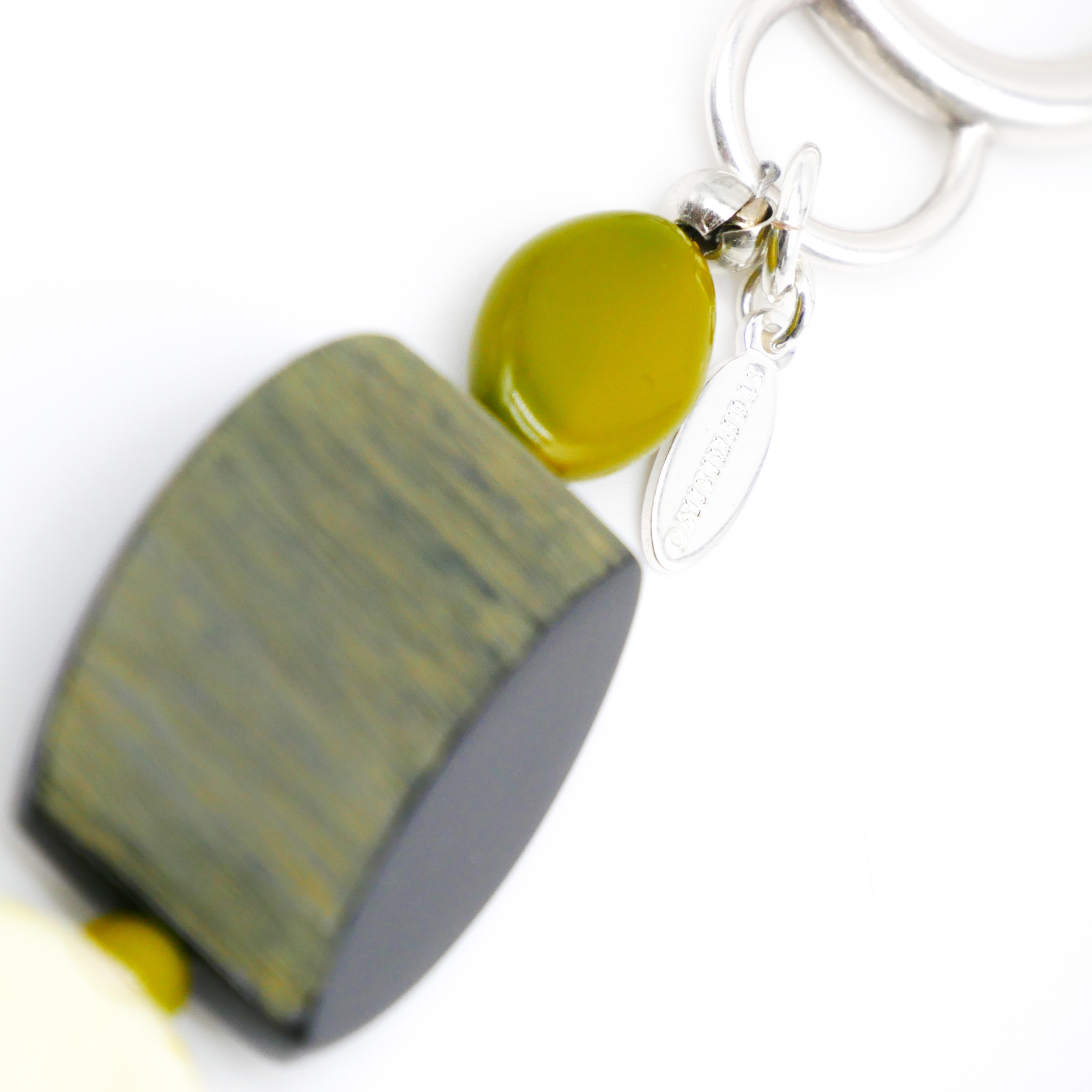 "Lucky Pendant" Anhänger, 1 Strang Hornperle, Keramikscheibe und Quaste "Lucky Pendant" Anhänger, 1 Strang Hornperle, Keramikscheibe und Quaste