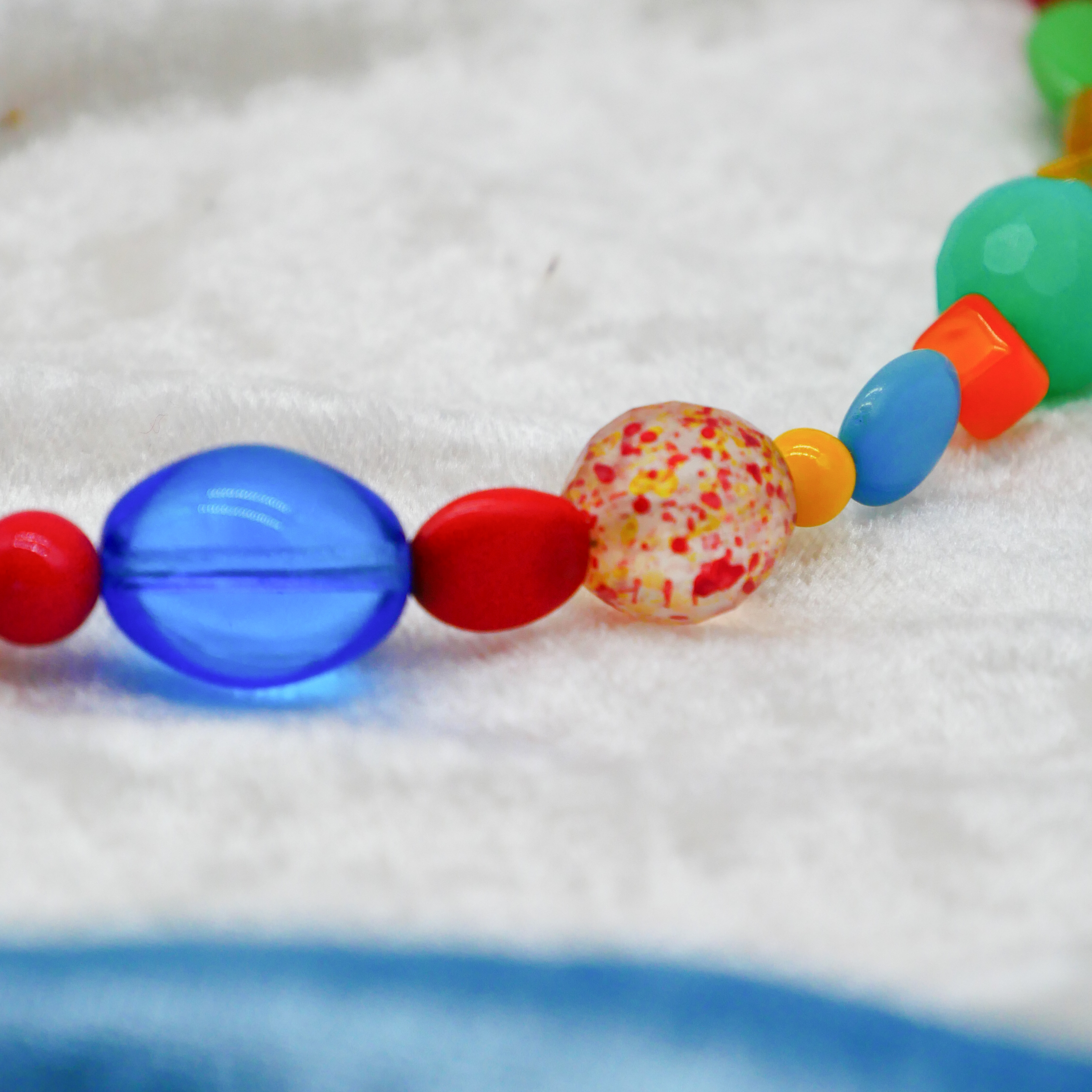 "Summer Feeling",  Kette aus verschiedenen Formen, Glas- und Resin Perlen, multicolor 