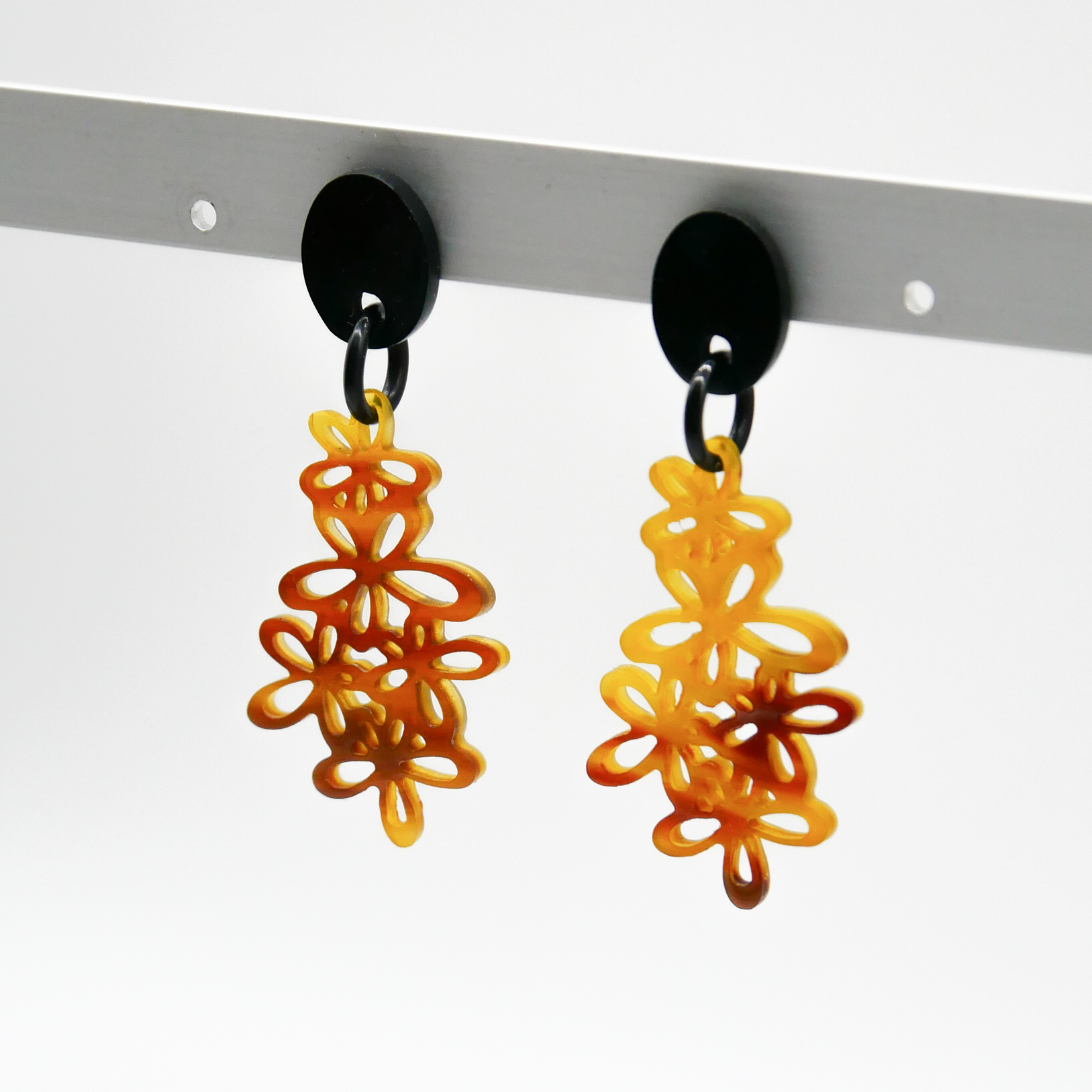 "Craft Art" Ohrring "Blütenzauber" schwarzes und braunes Horn