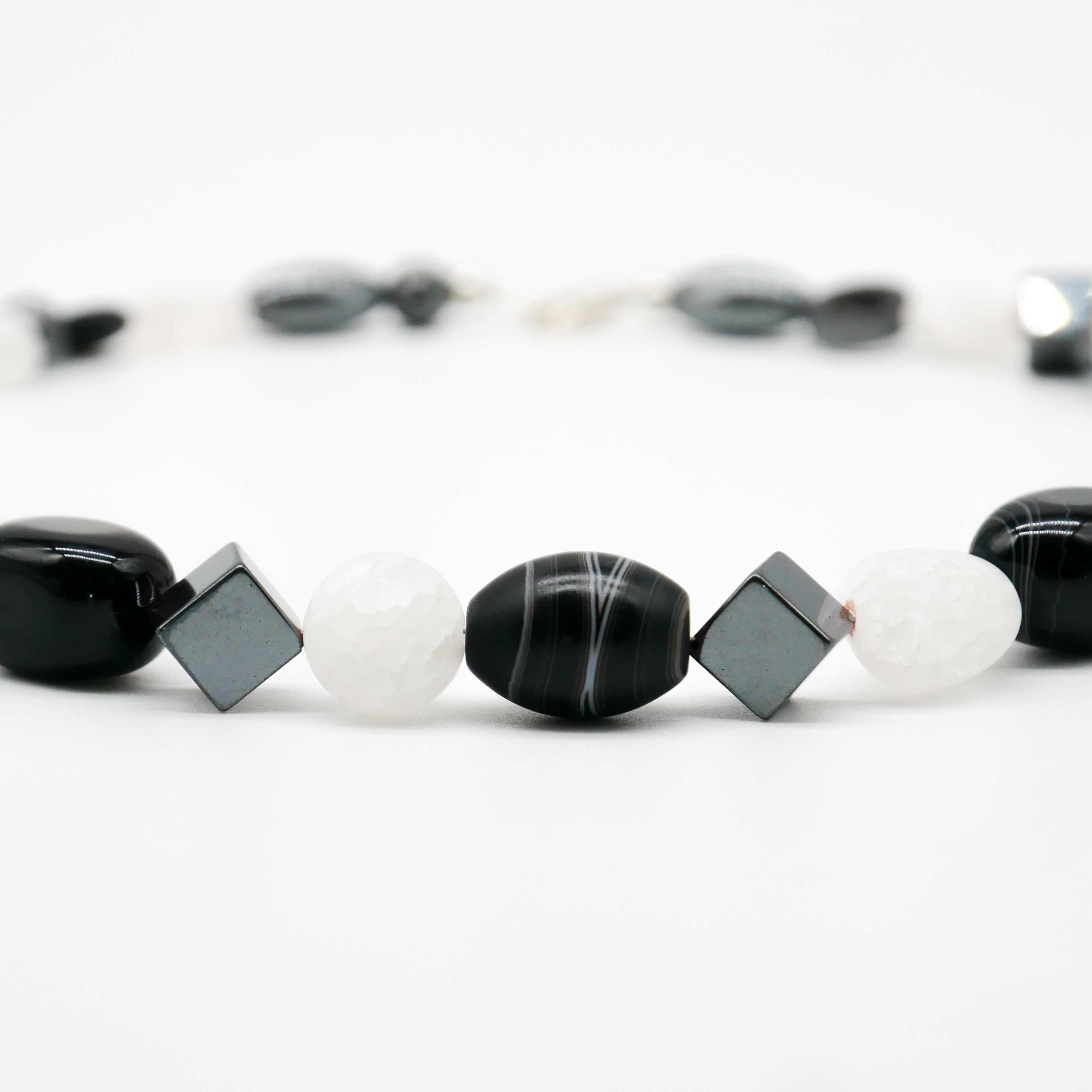 "Crystal Mountain", Kette Hämatit und Bergkristall, verschiedene Formen, 925 Silberverschluss