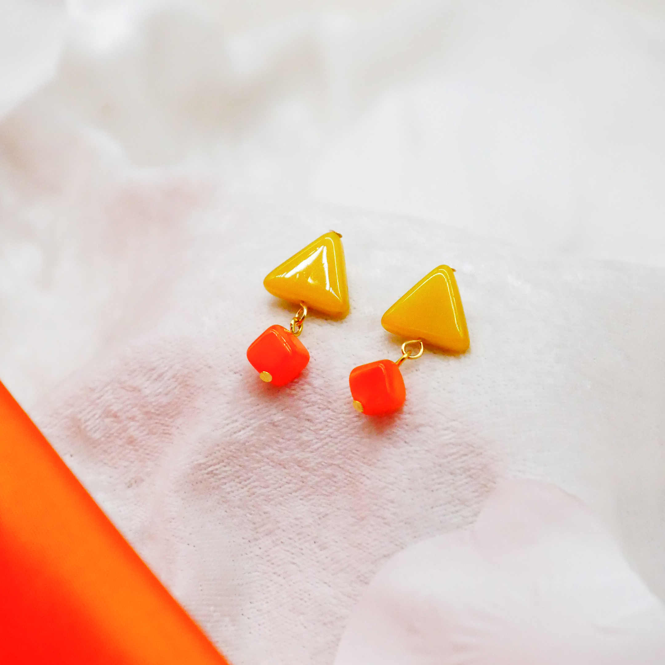 "Summer-Feeling"  Ohrring aus verschiedenen Formen, Glas- und Resin Perlen, gelb-orange