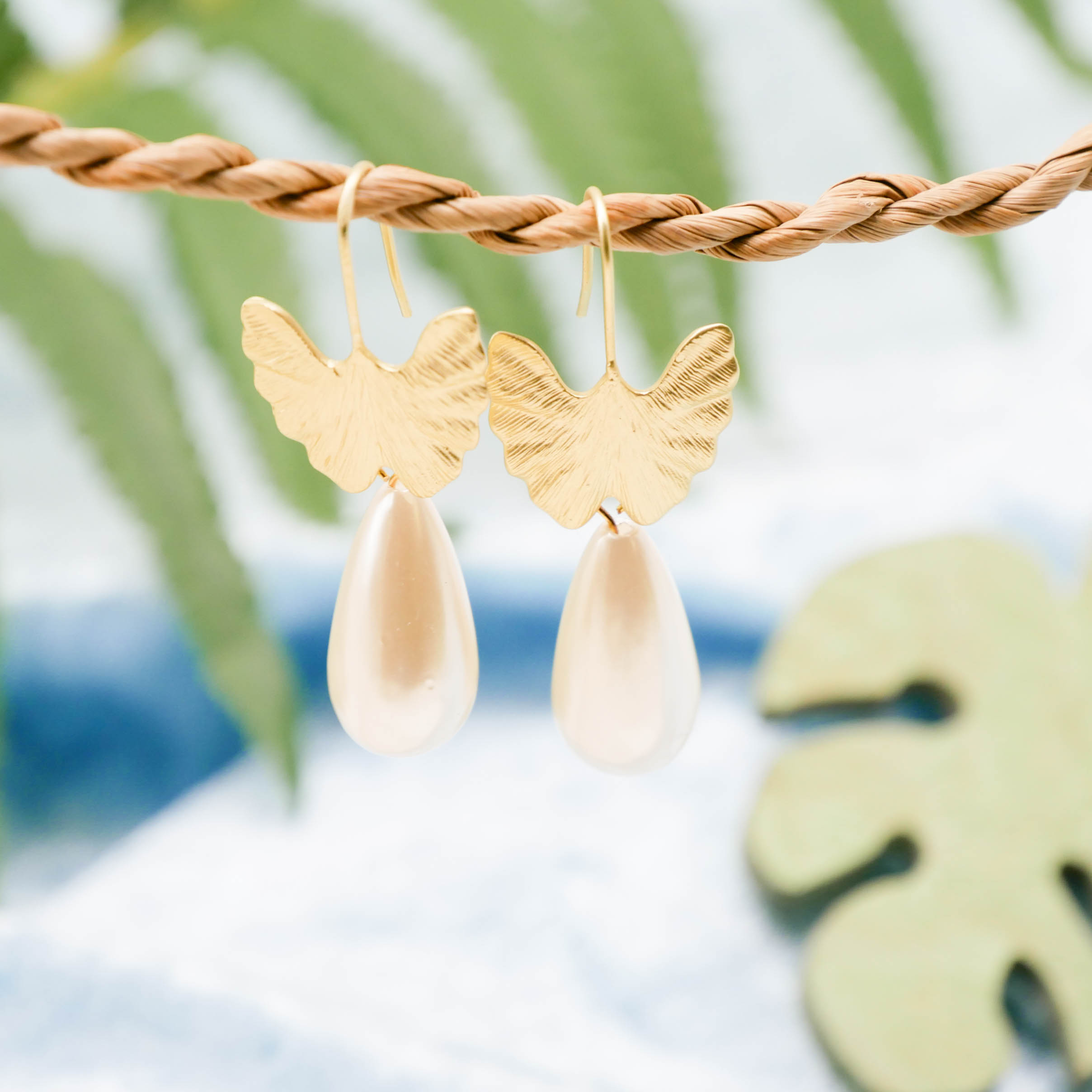 "Freshwater Pearls"  Ohrstecker "Ginko" vergoldet aus SWZ Resin Tropfen, 22 x 12 mm