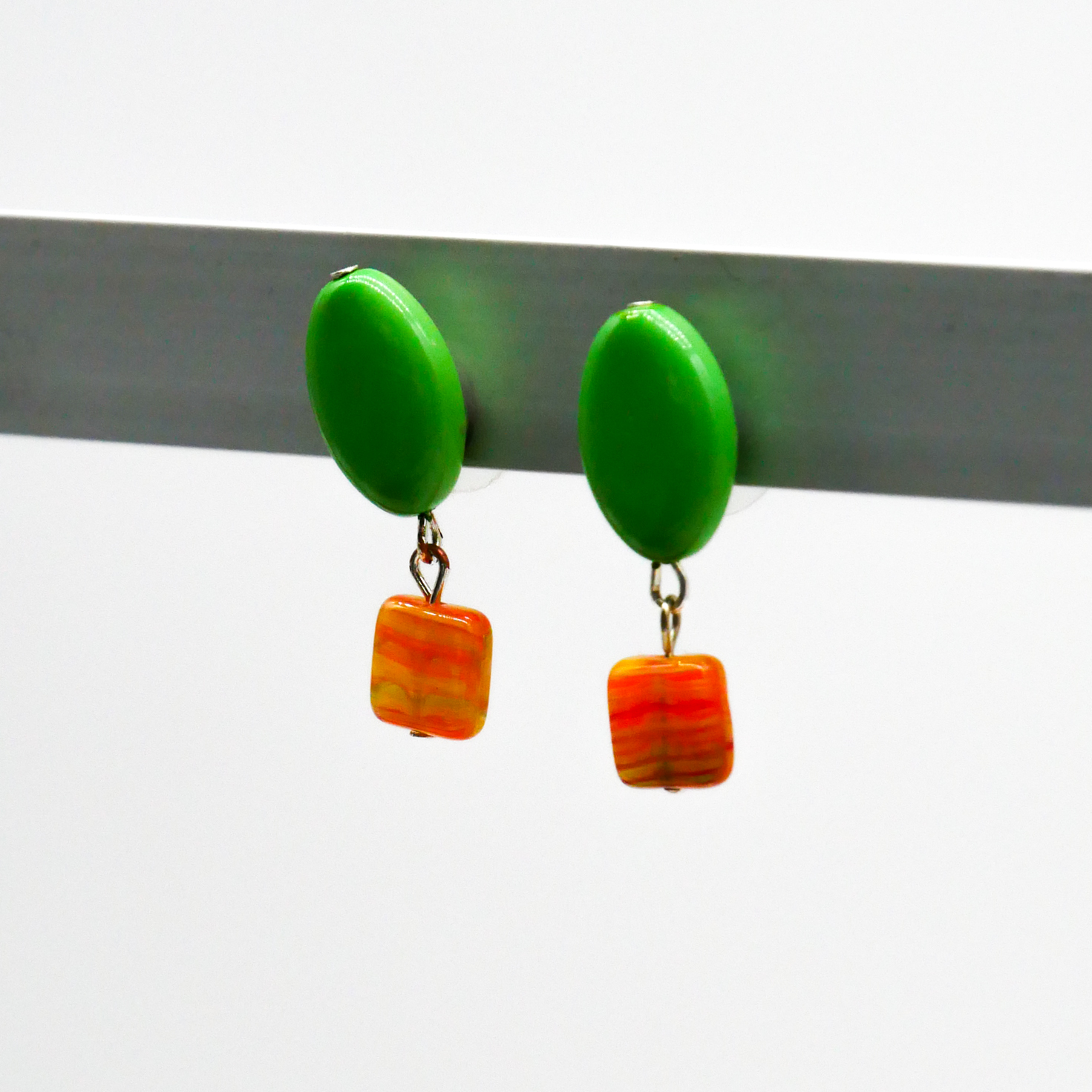 "Summer-Feeling"  Ohrring aus verschiedenen Formen, Glas- und Resin Perlen, multicolor