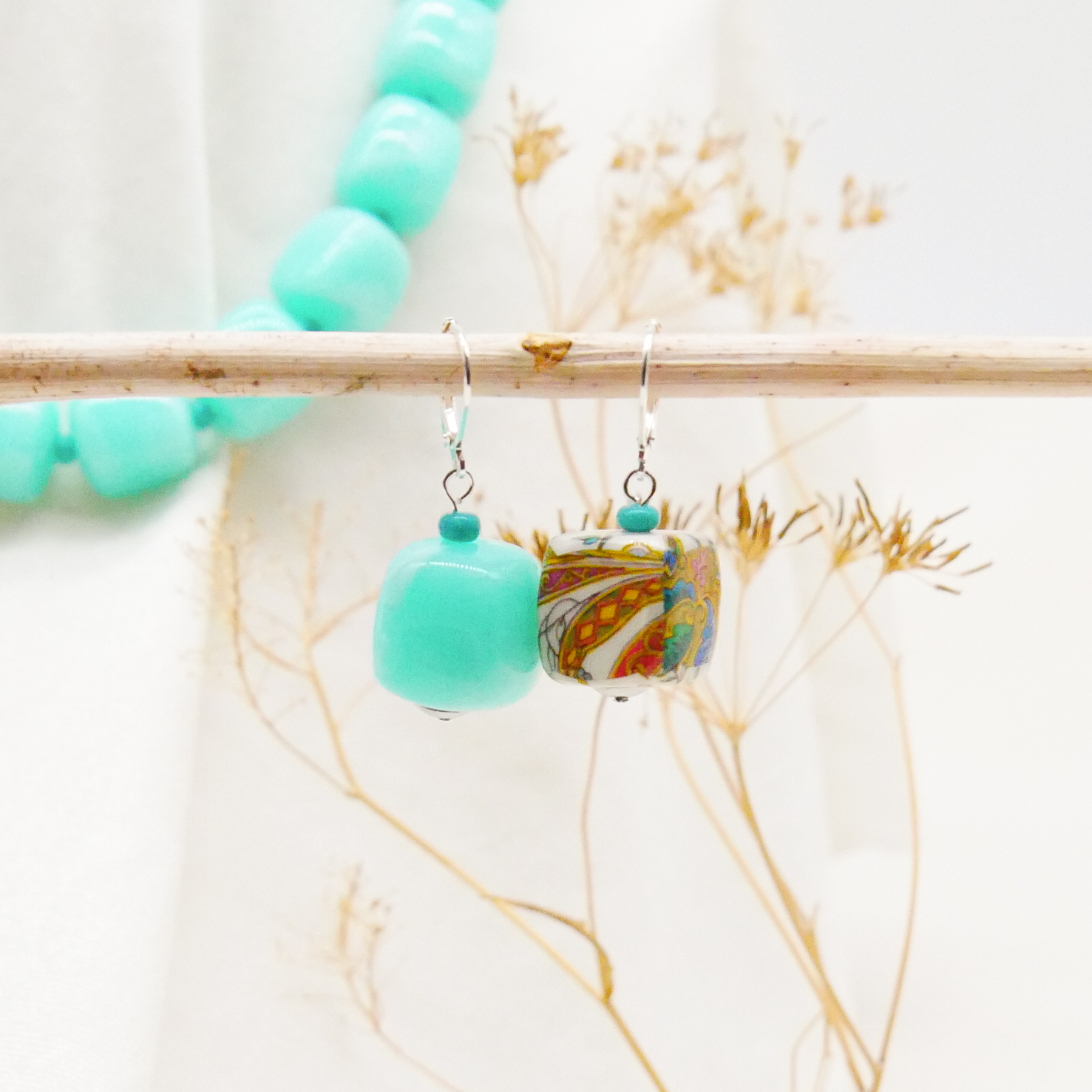 "Summer-Feeling" Ohrring "Cube" Resin- und Papercoated Perlen, türkis