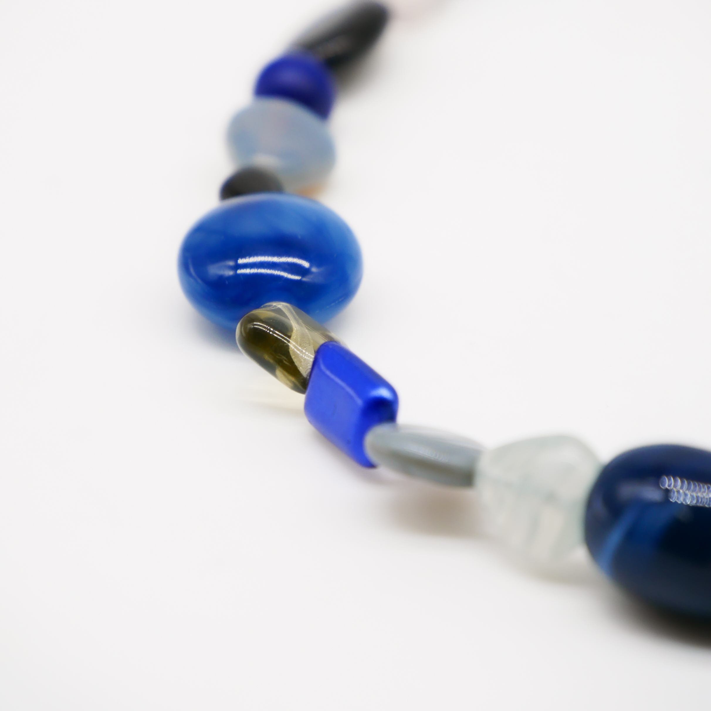 "Summer Feeling",  Kette aus verschiedenen Formen, Glas- und Resin Perlen, blau