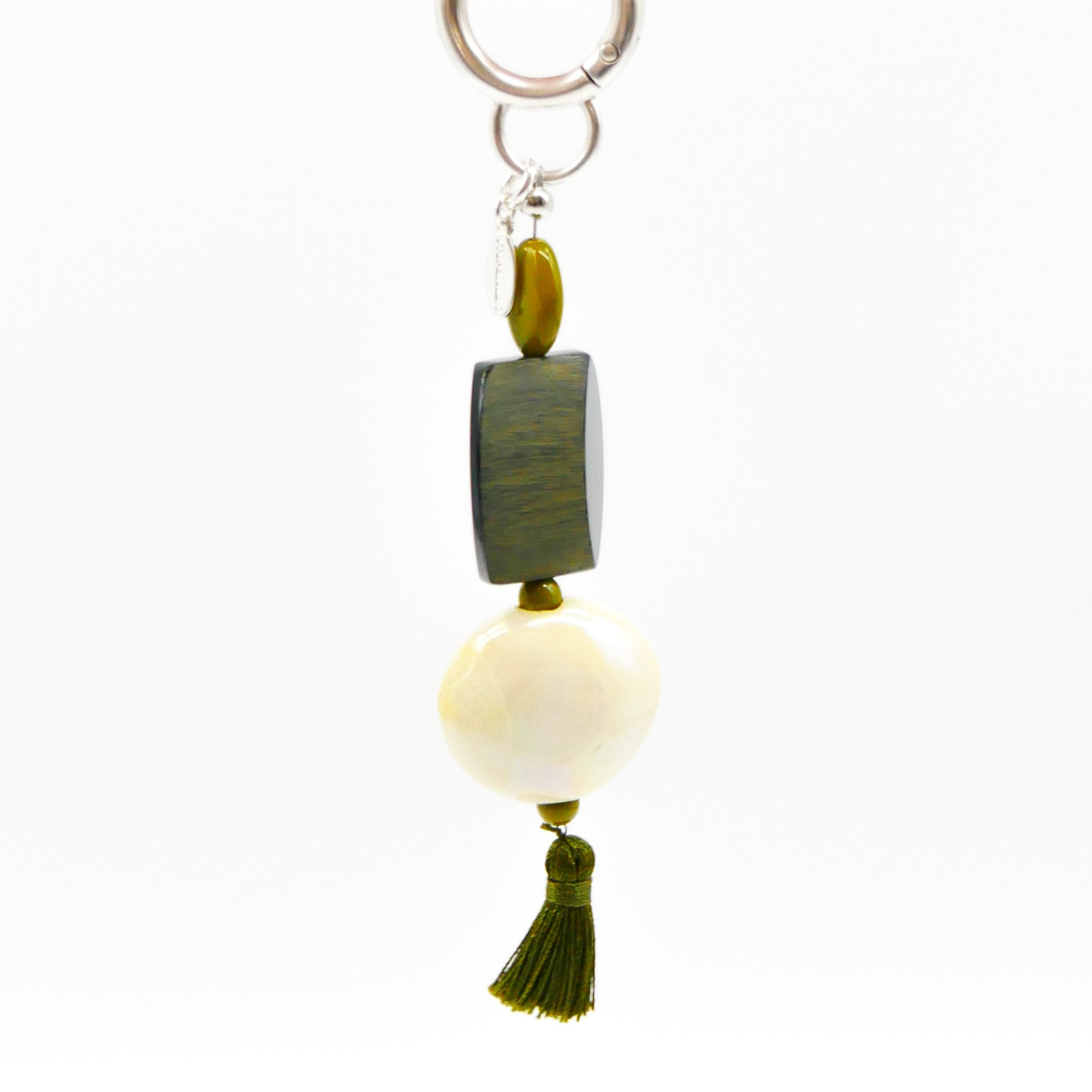 "Lucky Pendant" Anhänger, 1 Strang Hornperle, Keramikscheibe und Quaste "Lucky Pendant" Anhänger, 1 Strang Hornperle, Keramikscheibe und Quaste