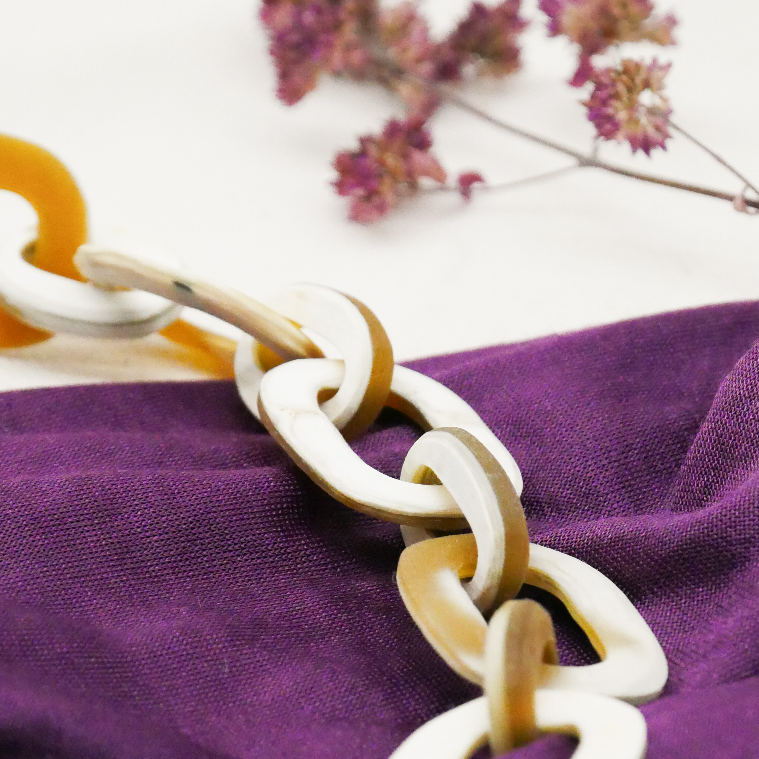 "Craft-Art", kurze Kette ca. 75 cm verschiedene abgerundete Rechtecke, weißes Horn matt 