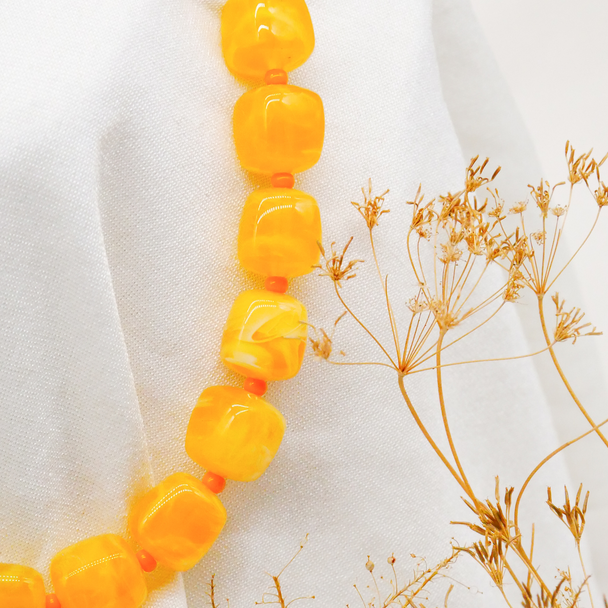 "Summer Feeling", kurze Kette "Cube" Resin- und Papercoated Perlen ca. 16 x 16 mm honig