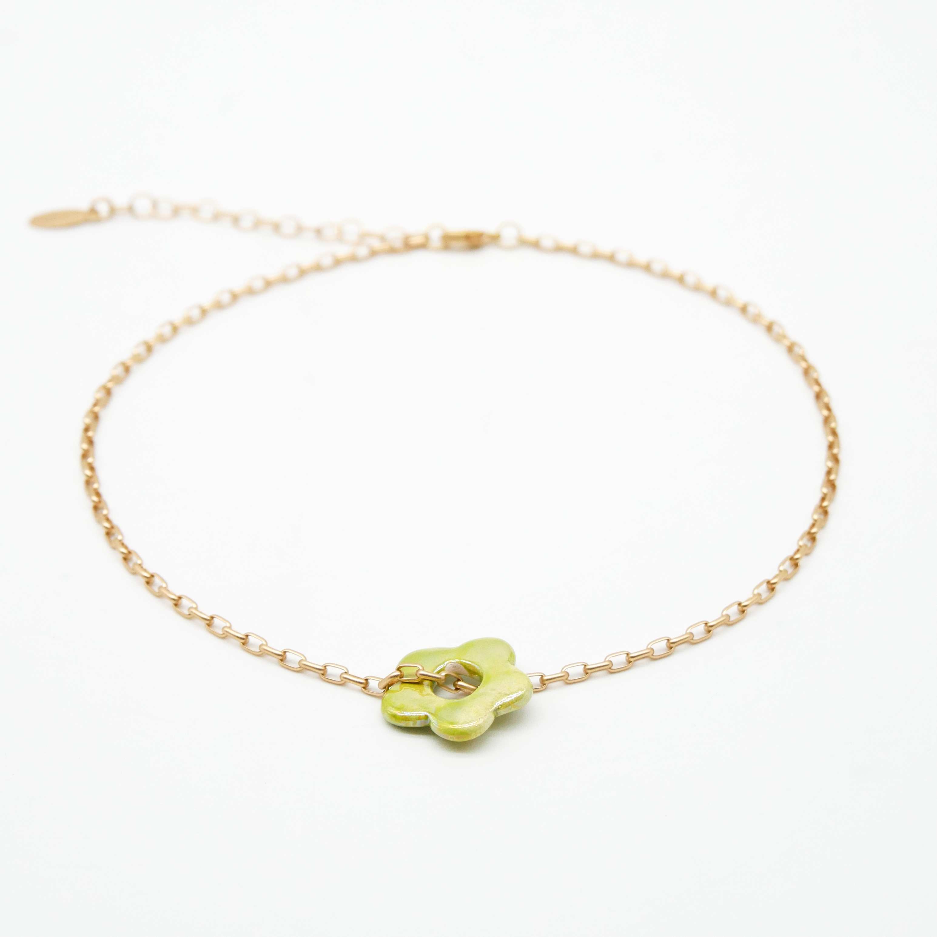 "Summer-Feeling", Kurze Metallkette vergoldet, Keramikblume green "Summer-Feeling", Kurze Metallkette vergoldet, Keramikblume green