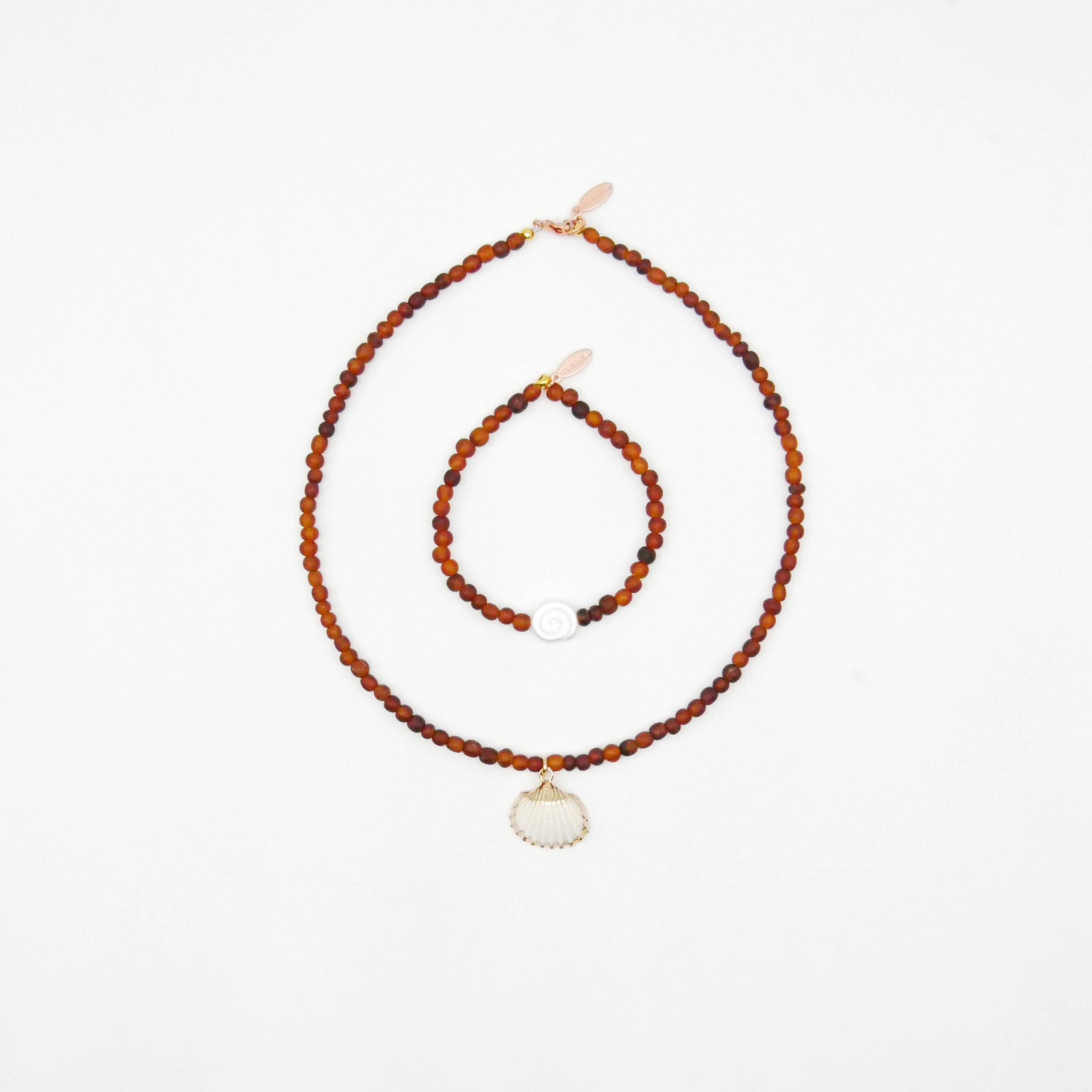  "Shell" kurze Kette, kleine Carabo Horn Perlen Ø ca. 5 mm, dunkles braun, Muschelanhänger 