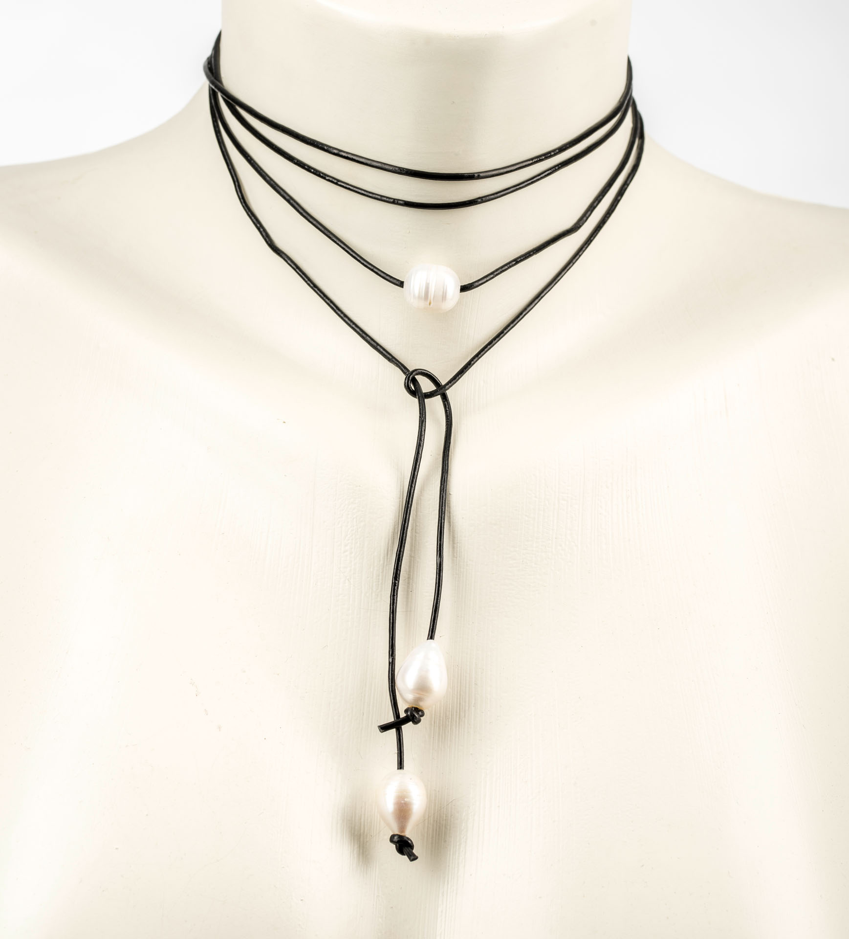 "Freshwater Pearls" choker necklace with freshwater pearls - white on a leather band - black