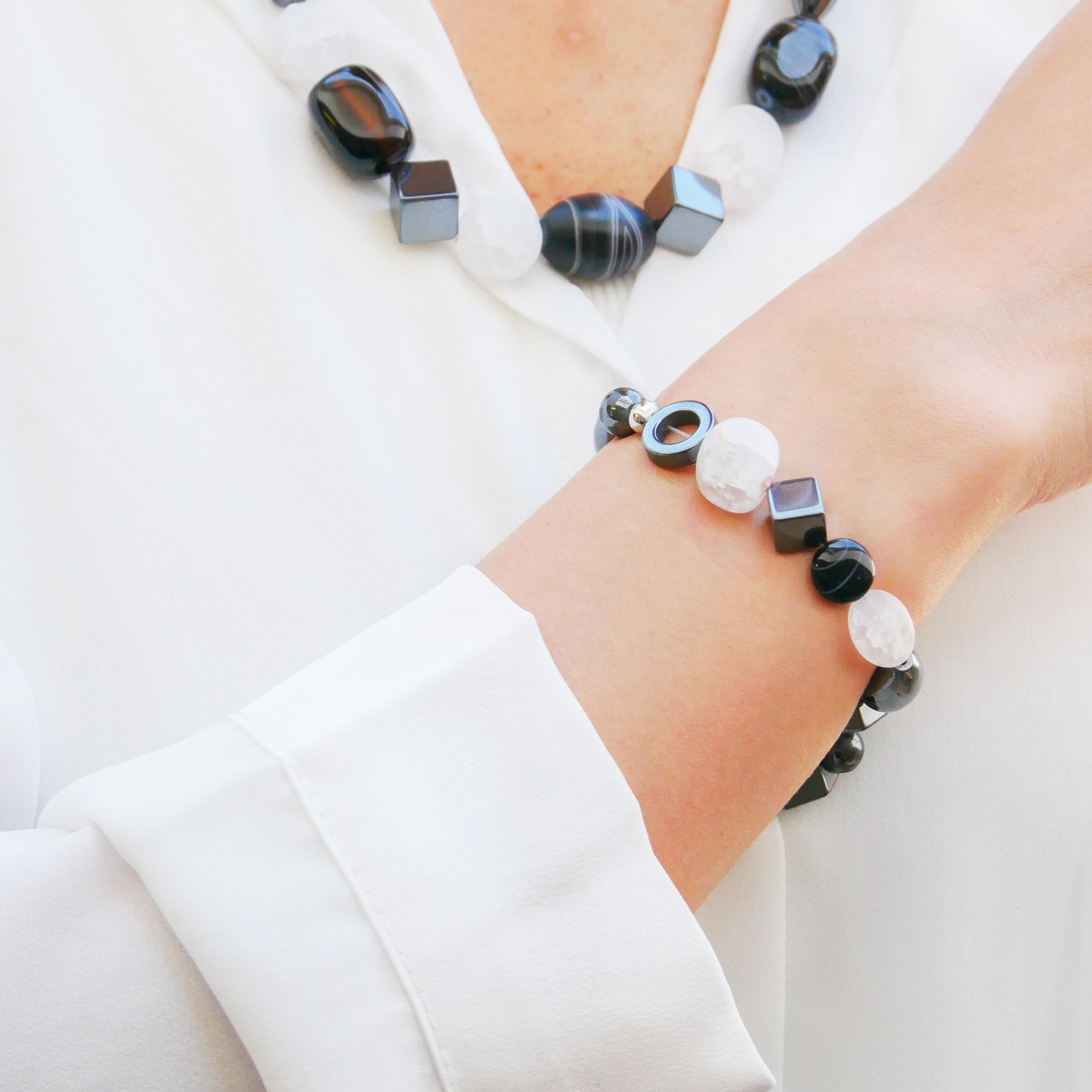 "Crystal Mountain", Armband auf Gummi, Hämatit und Bergkristall, verschiedene Formen