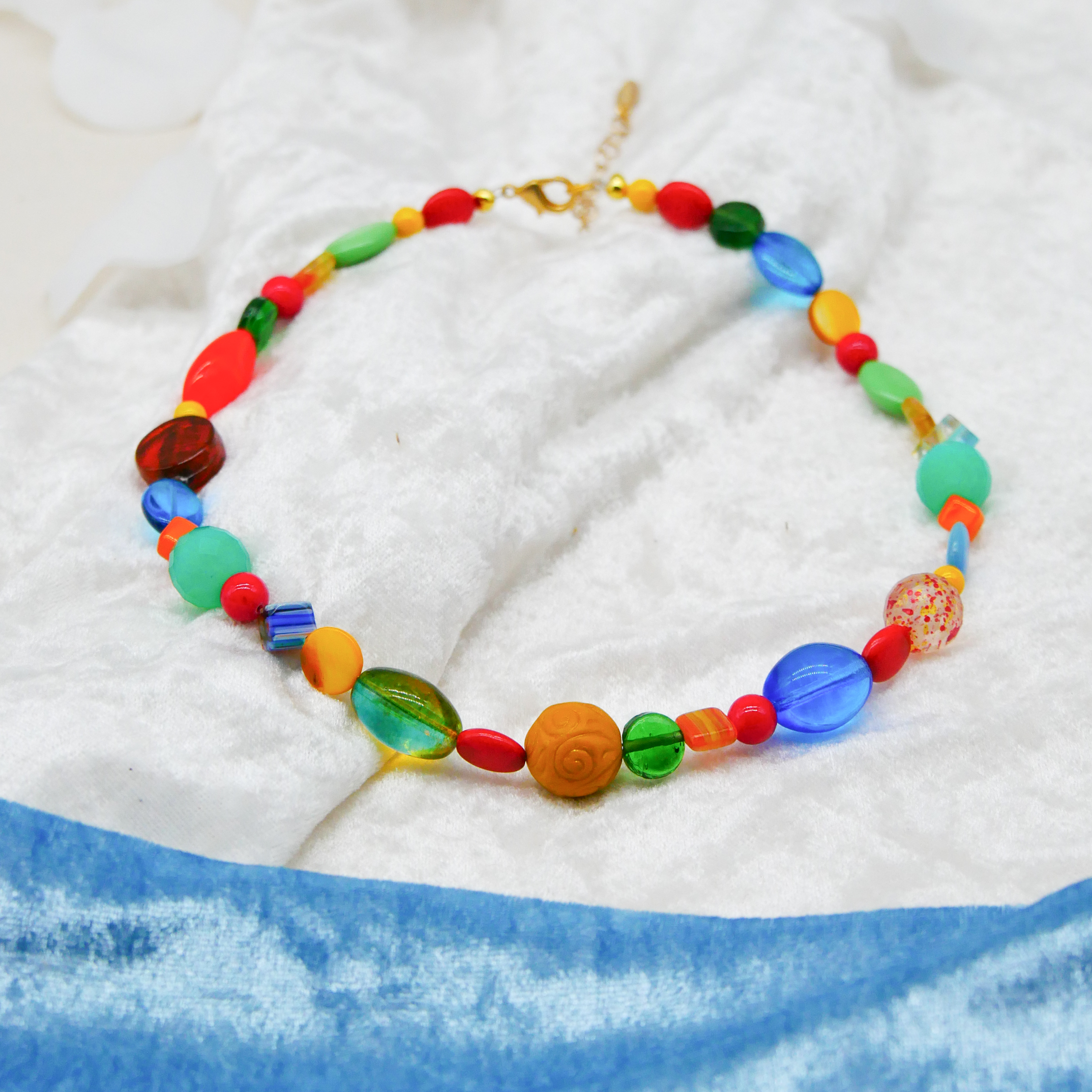 "Summer Feeling",  Kette aus verschiedenen Formen, Glas- und Resin Perlen, multicolor 