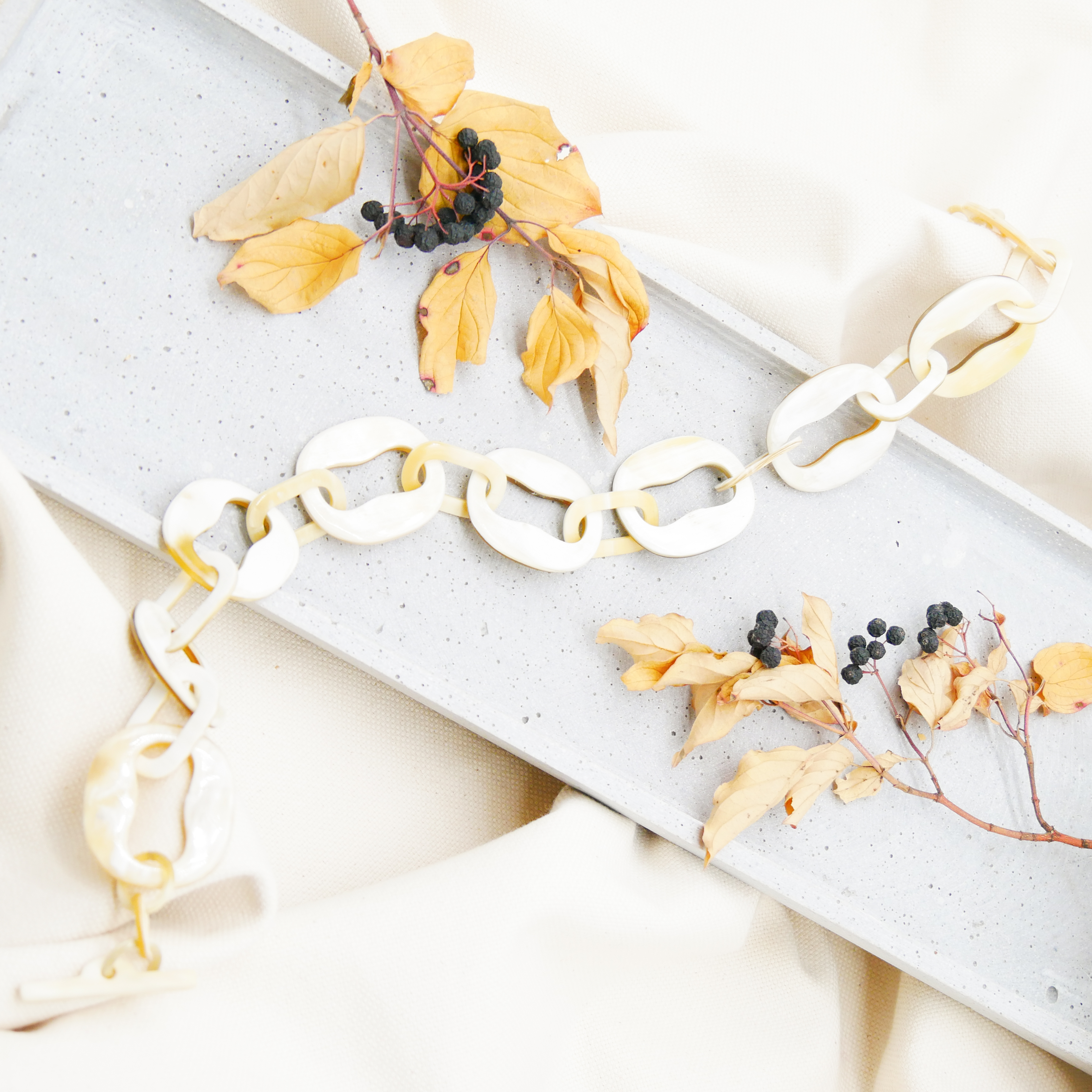 "Craft Art", kurze Kette Ovale mit Aussparung white Horn "Craft Art", kurze Kette Ovale mit Aussparung white Horn