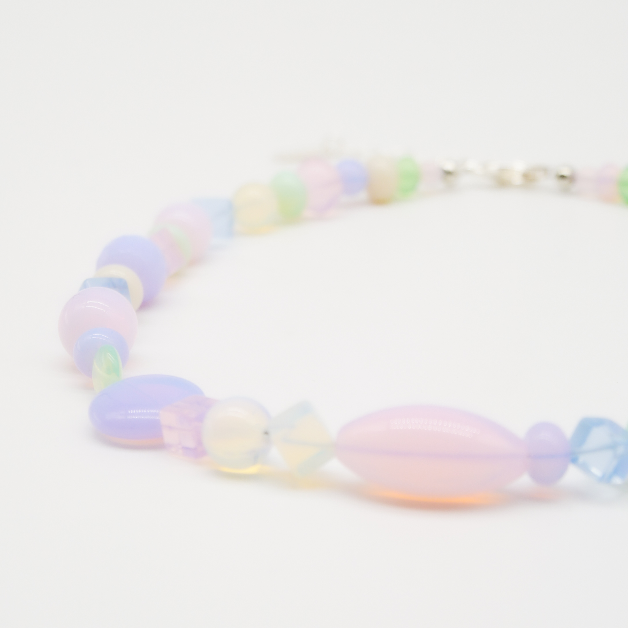 "Summer Feeling",  Kette aus verschiedenen Formen, Glas- und Resin Perlen, opal-pas