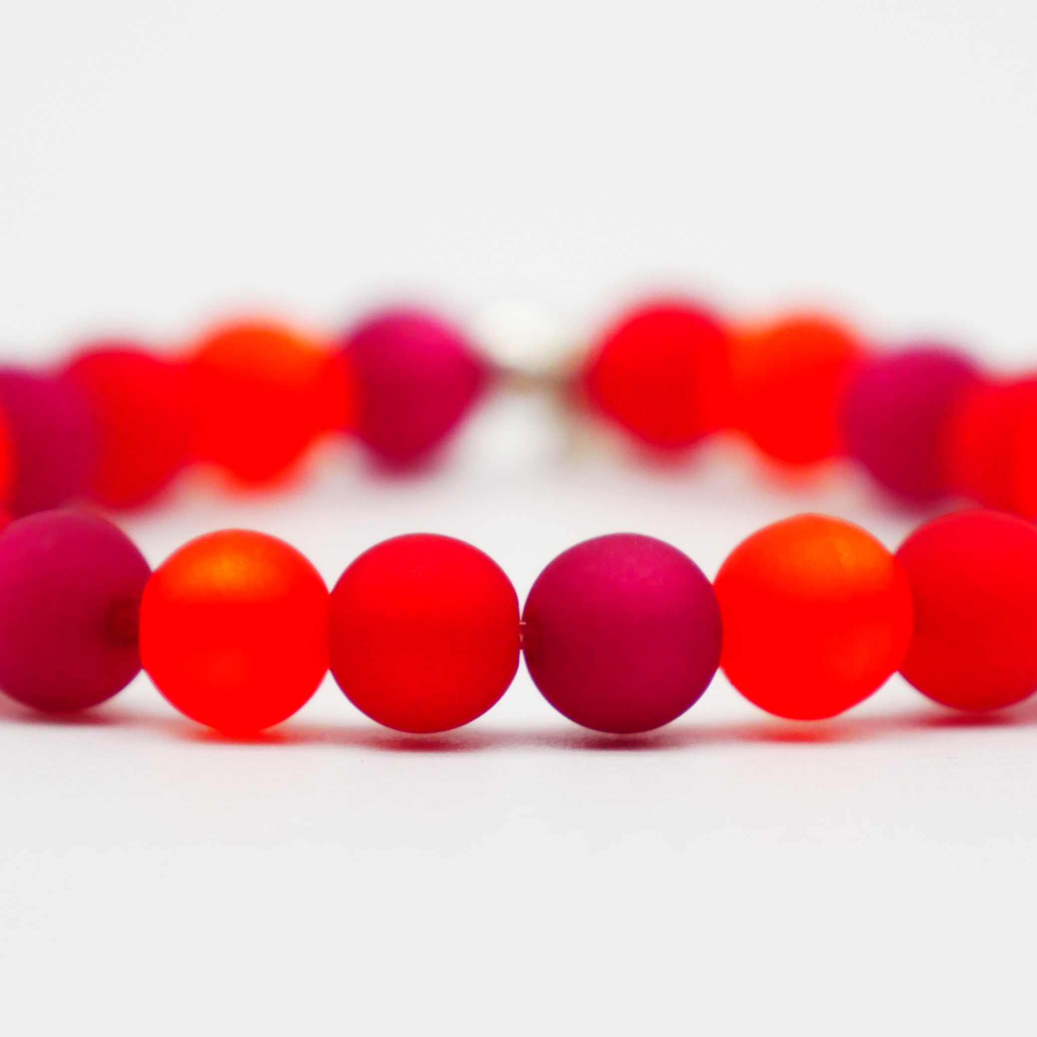  Color Explosion, Armband auf Gummi Ø 8 mm, Glas- und Polaris Perlen, Mars rot-pink