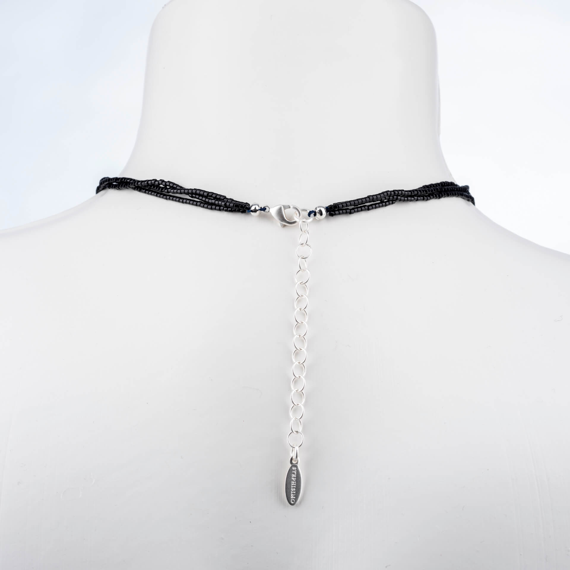 "Toho Art" kurze Kette, runder Anhänger mit Perlmuttreif und feinen Perlen, multicolor