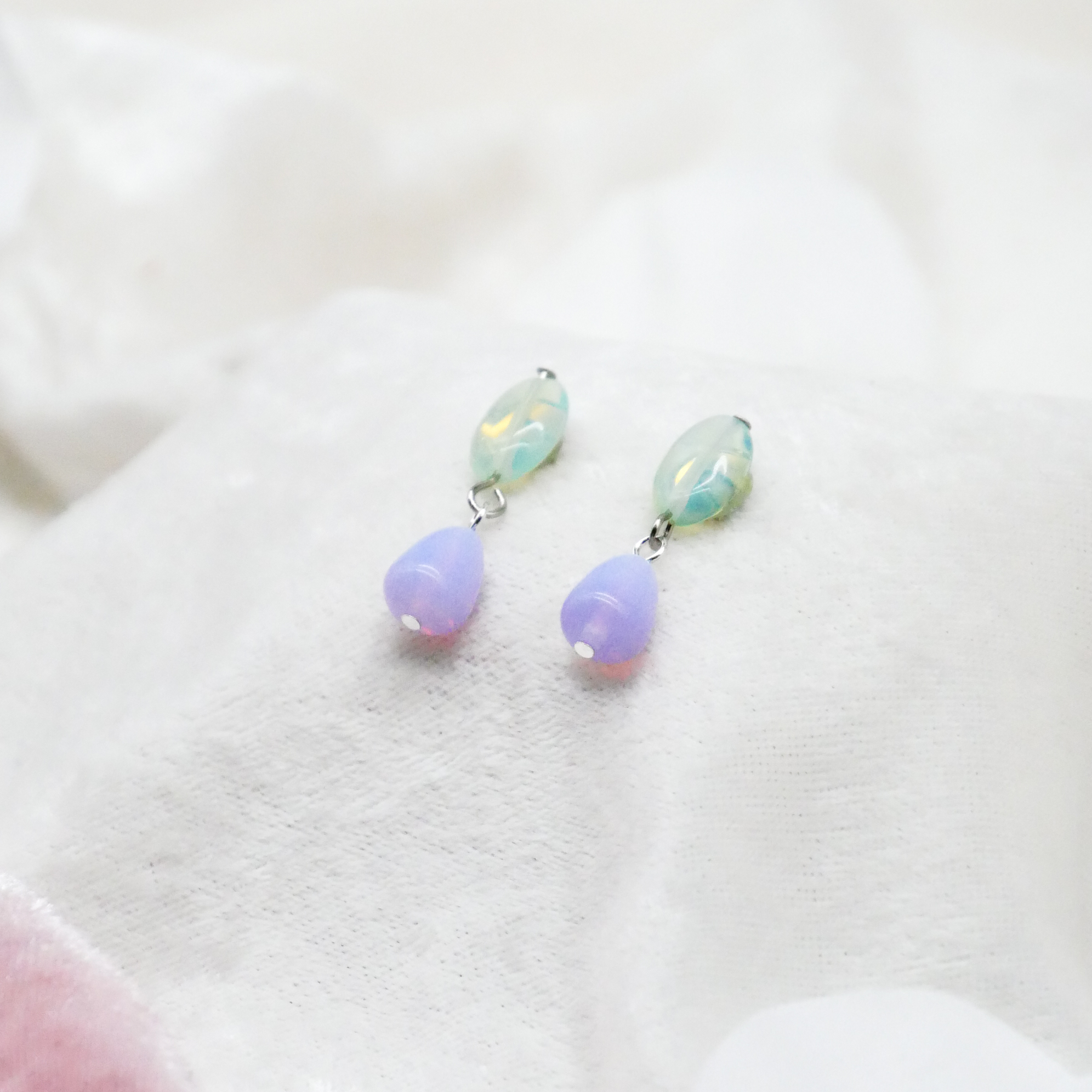 "Summer-Feeling"  Ohrring aus verschiedenen Formen, Glas- und Resin Perlen, opal-pas