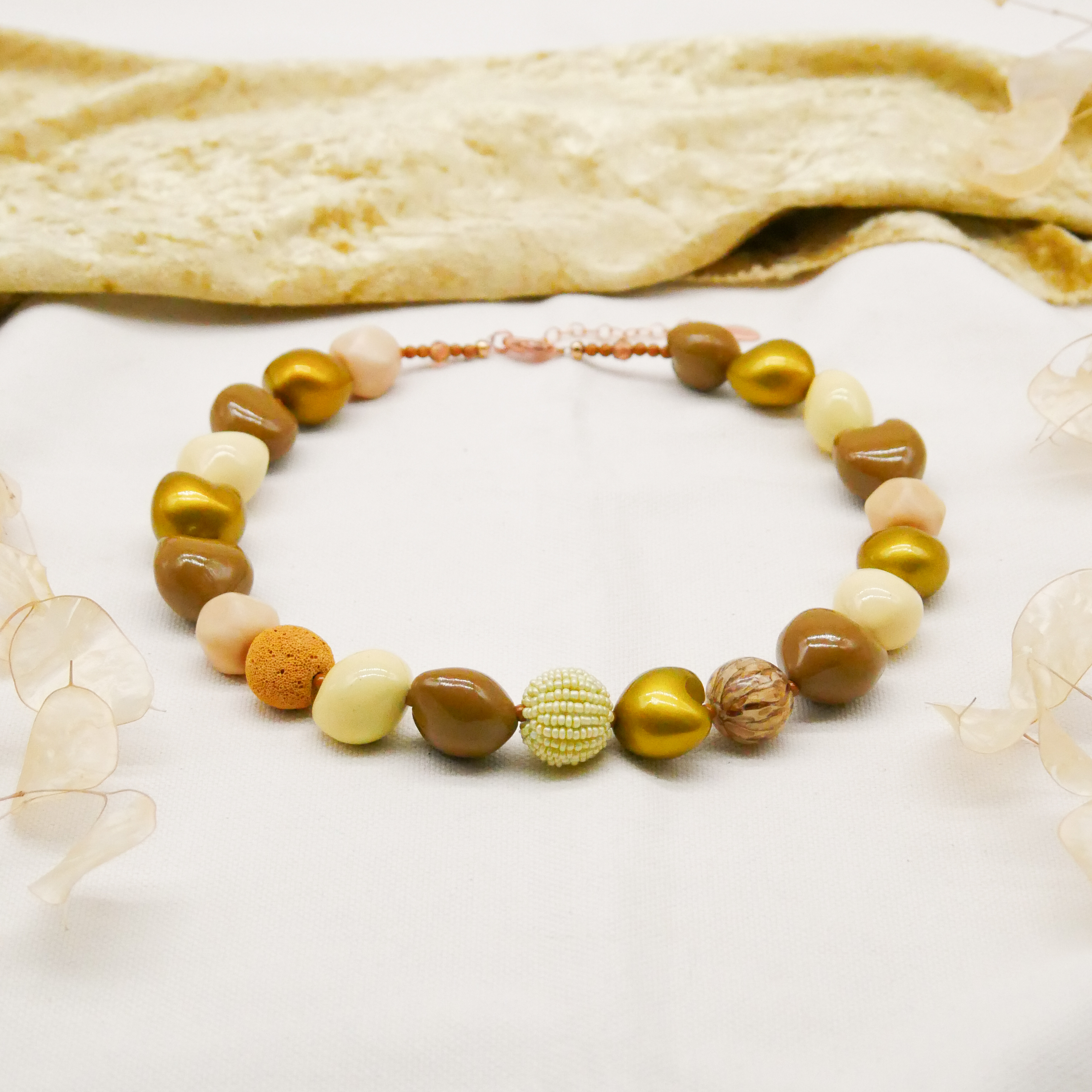  "Summer Feeling" Kette ca. 60 cm, Lumba Samen, Glasperlen, Resin Perle, braun-gold 