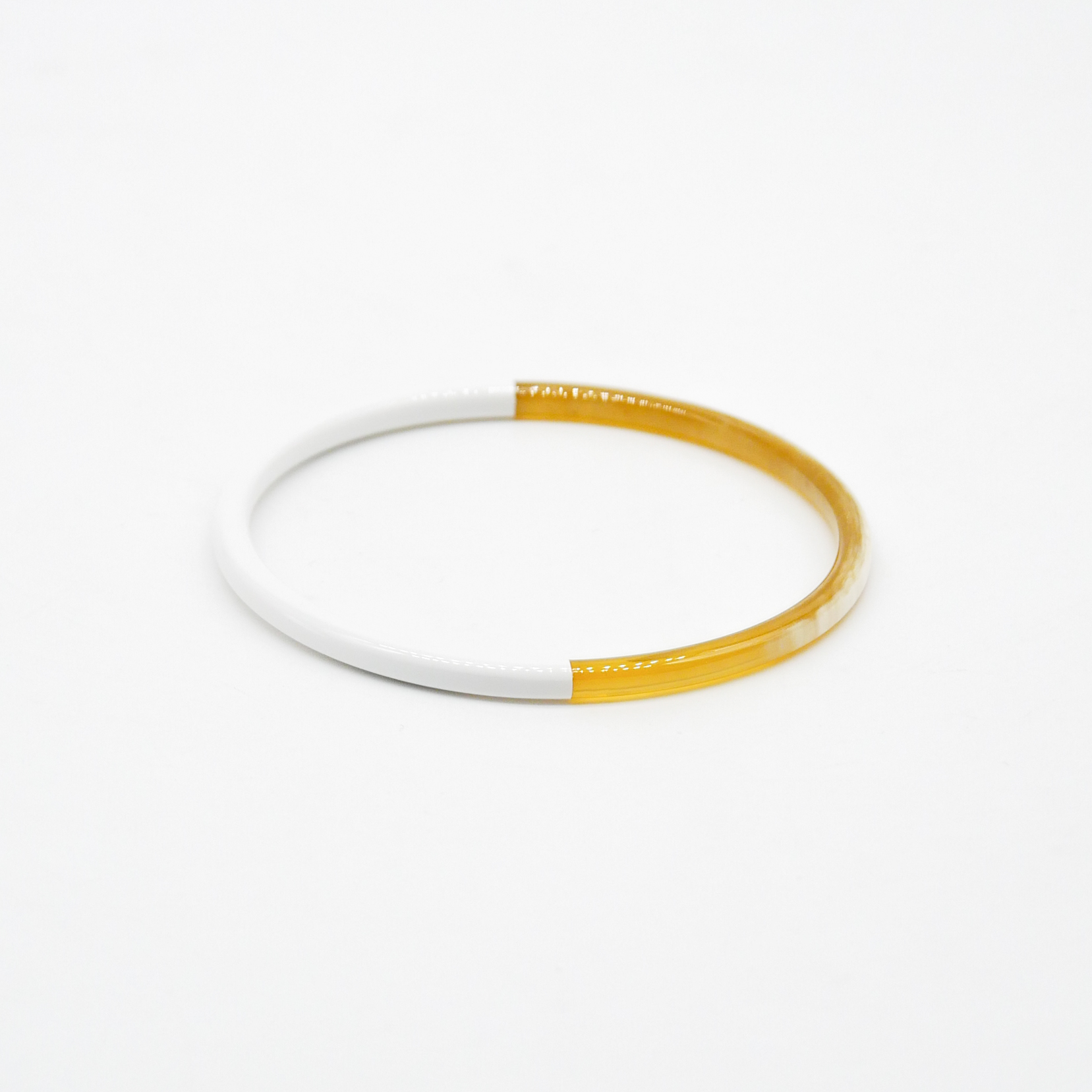  "Craft Art" zarter Armreif, weißes Horn, Lack weiß