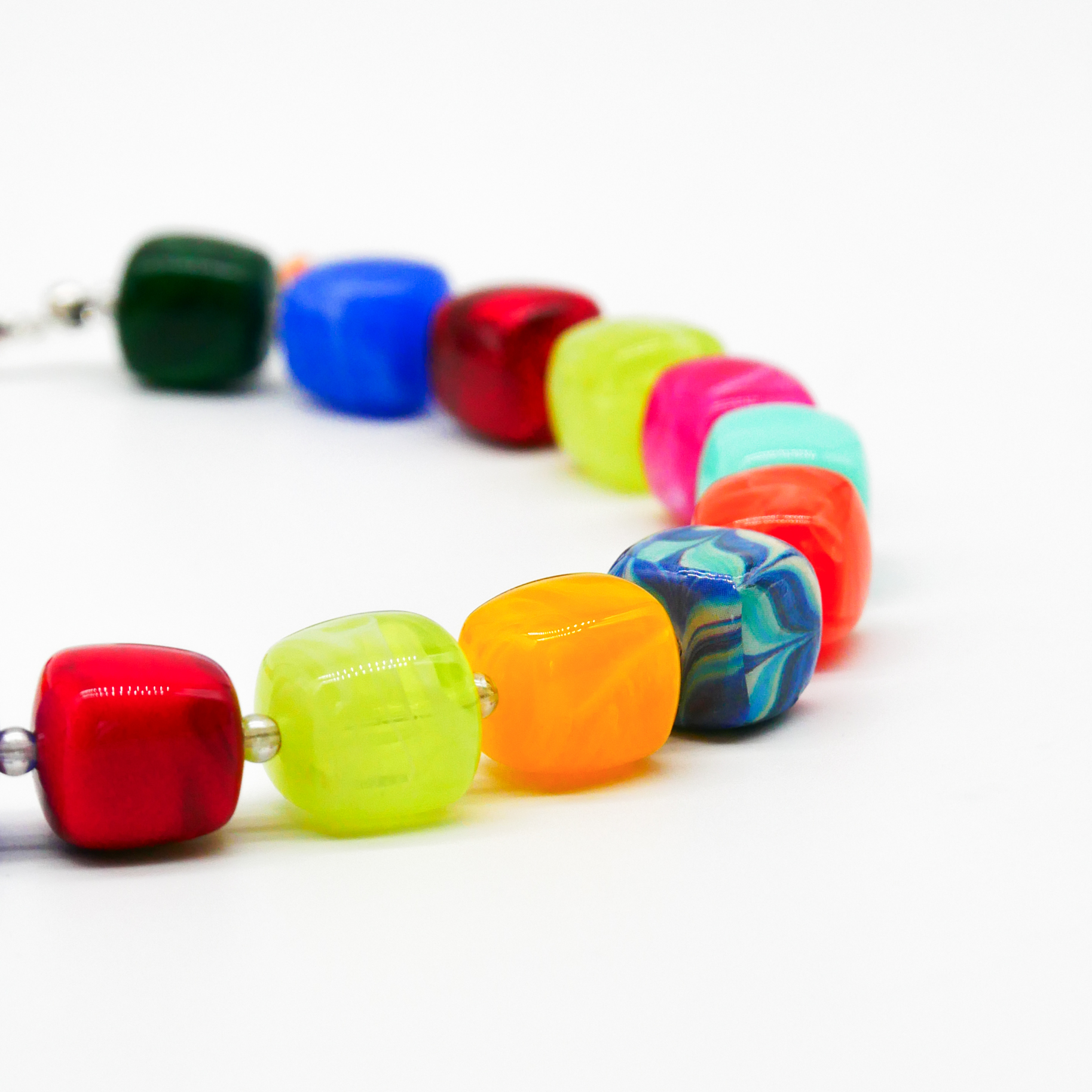 "Summer Feeling", kurze Kette "Cube" Resinperlen ca. 16 x 16 mm multicolor