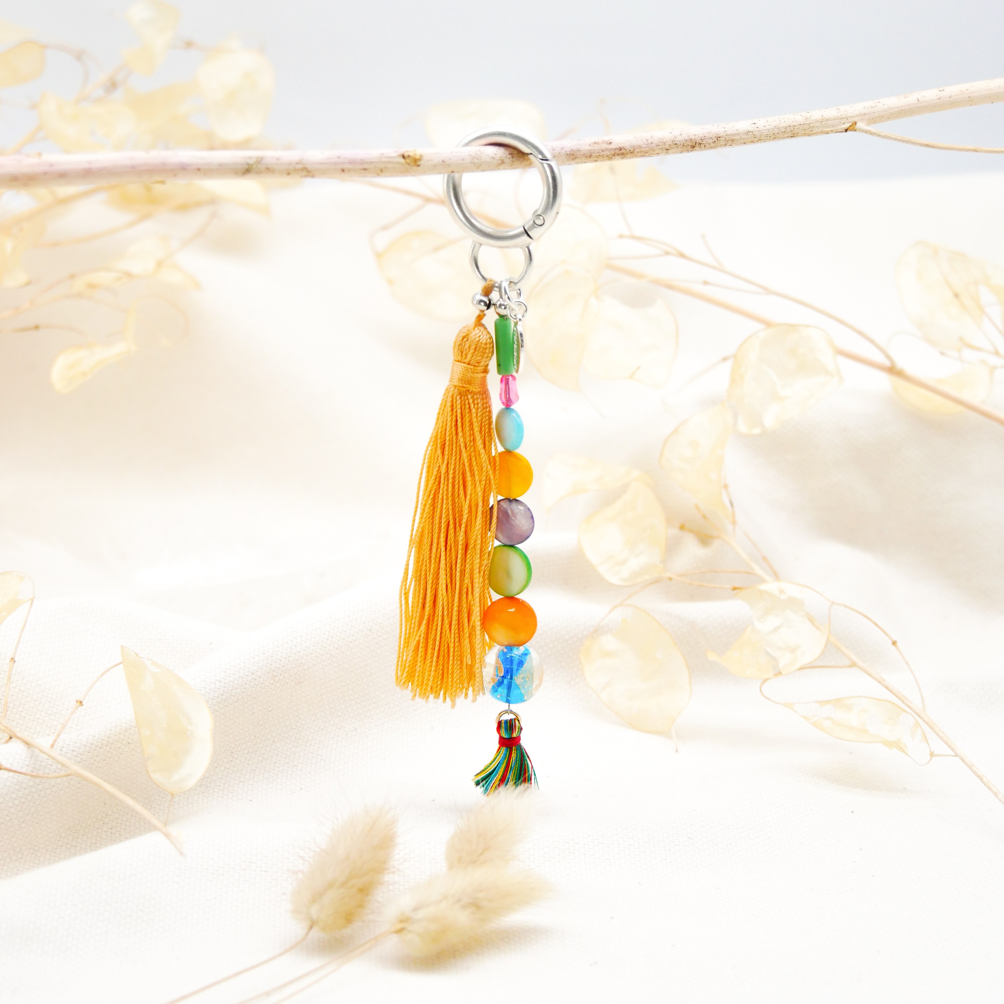 "Lucky Pendant" Anhänger, 1 Strang bunte Muschelperlen, Glasperle und große Quaste "Lucky Pendant" Anhänger, 1 Strang bunte Muschelperlen, Glasperle und große Quaste
