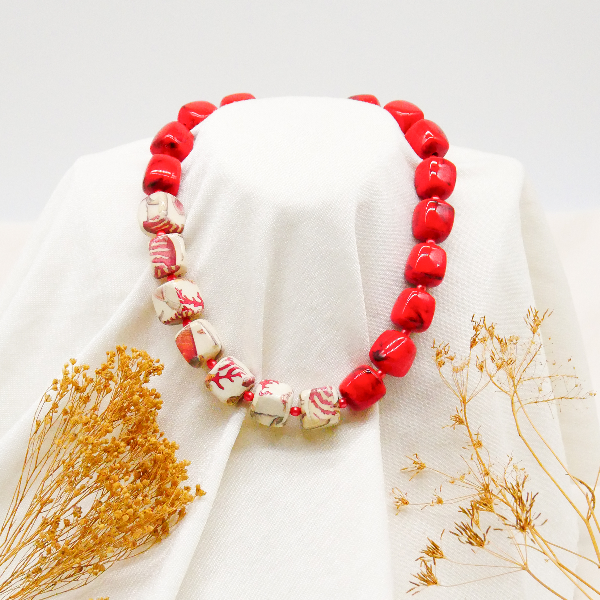 "Summer Feeling", kurze Kette "Cube" Resin- und Papercoated Perlen ca. 16 x 16 mm rot 