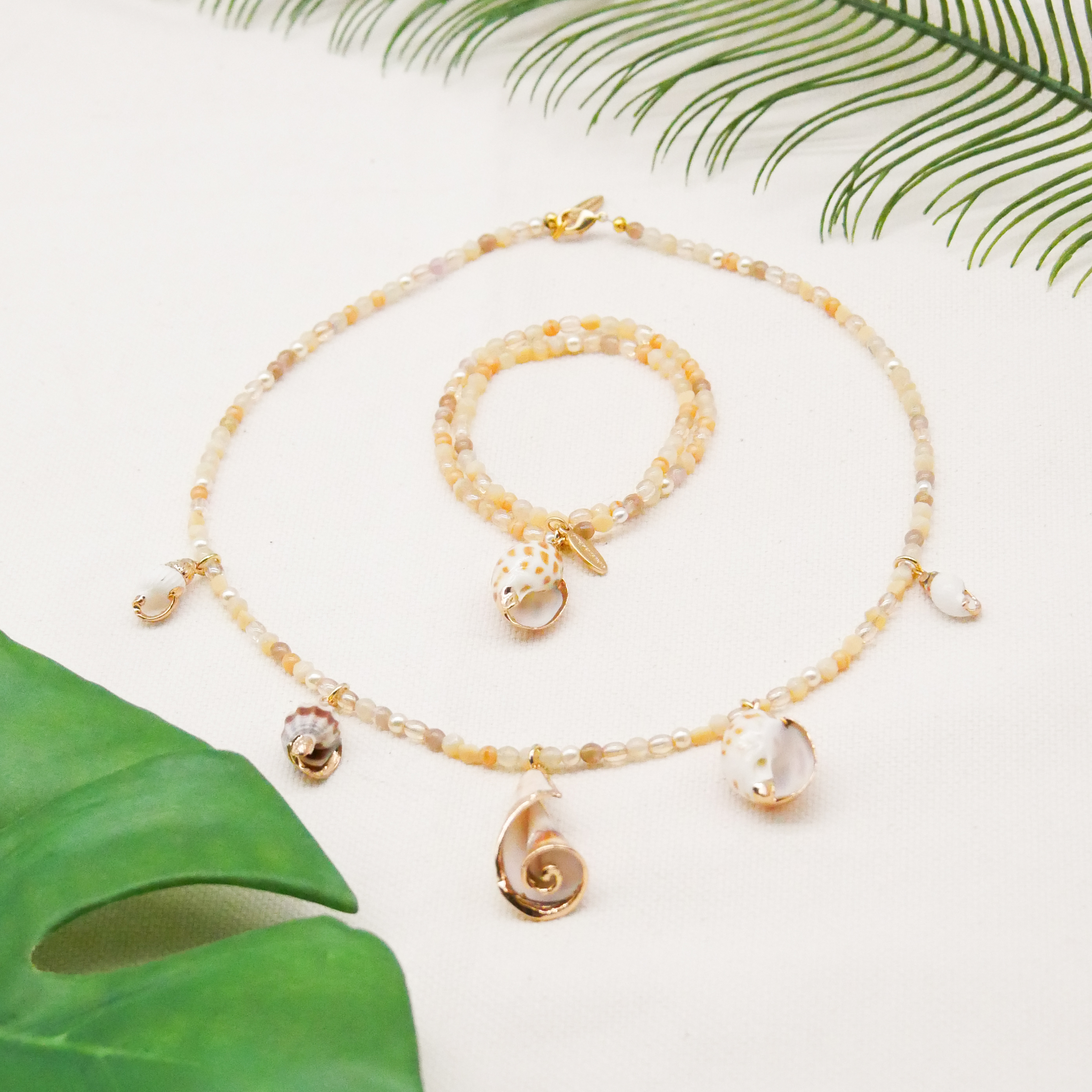  "Shell" Kette mit verschiedenen Strandschnecken Anhängern, kleine Glasperlen, sand 