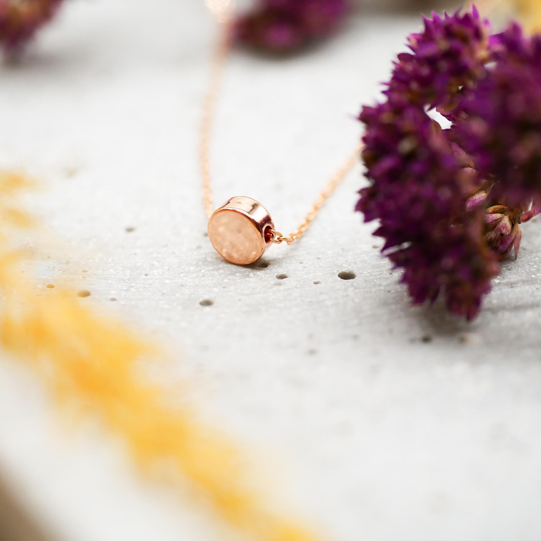 "Fine Filigré" feine kurze Metallkette, kleiner Zylinder, rosé vergoldet