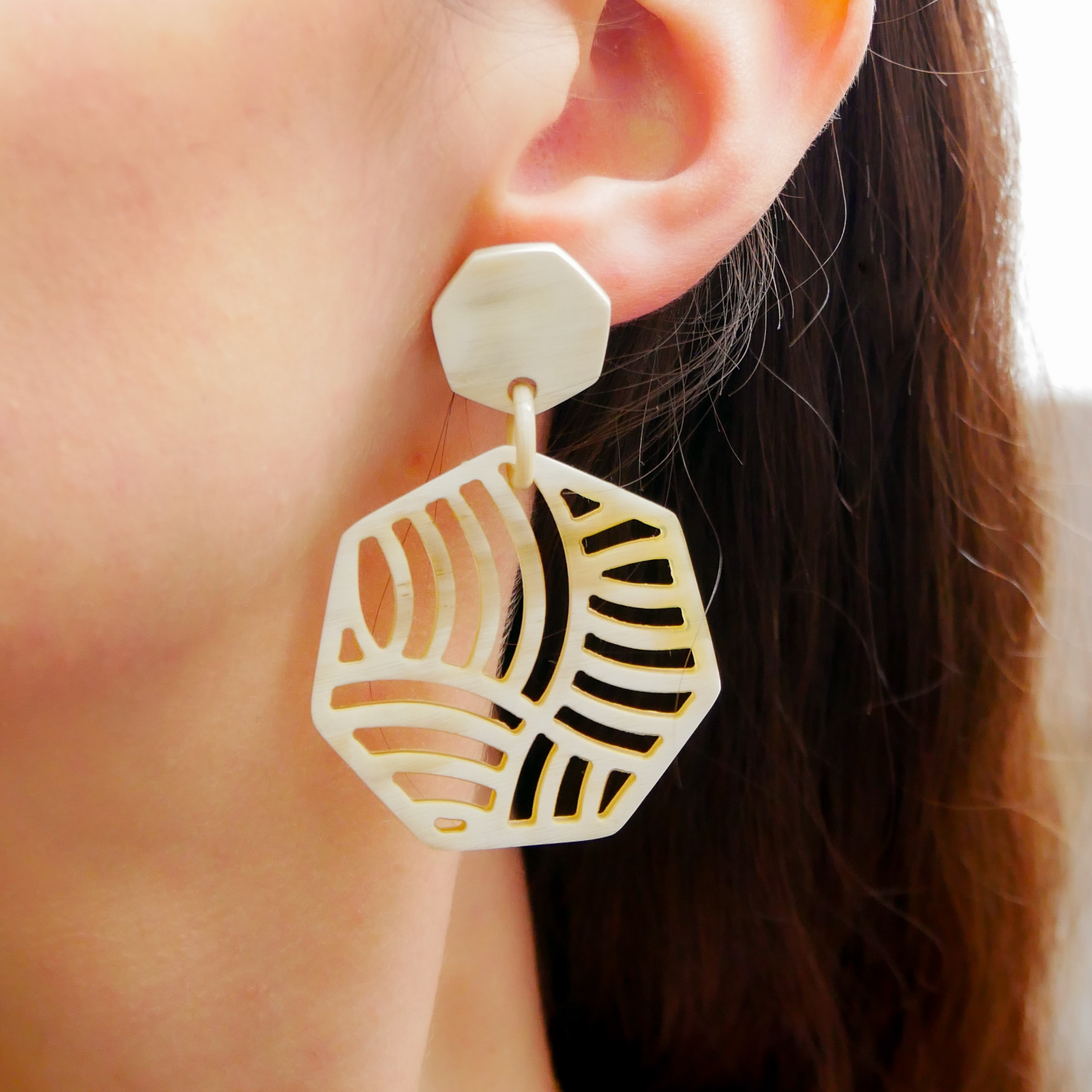  "Craft Art" Ohrring "Polygon" weißes Horn