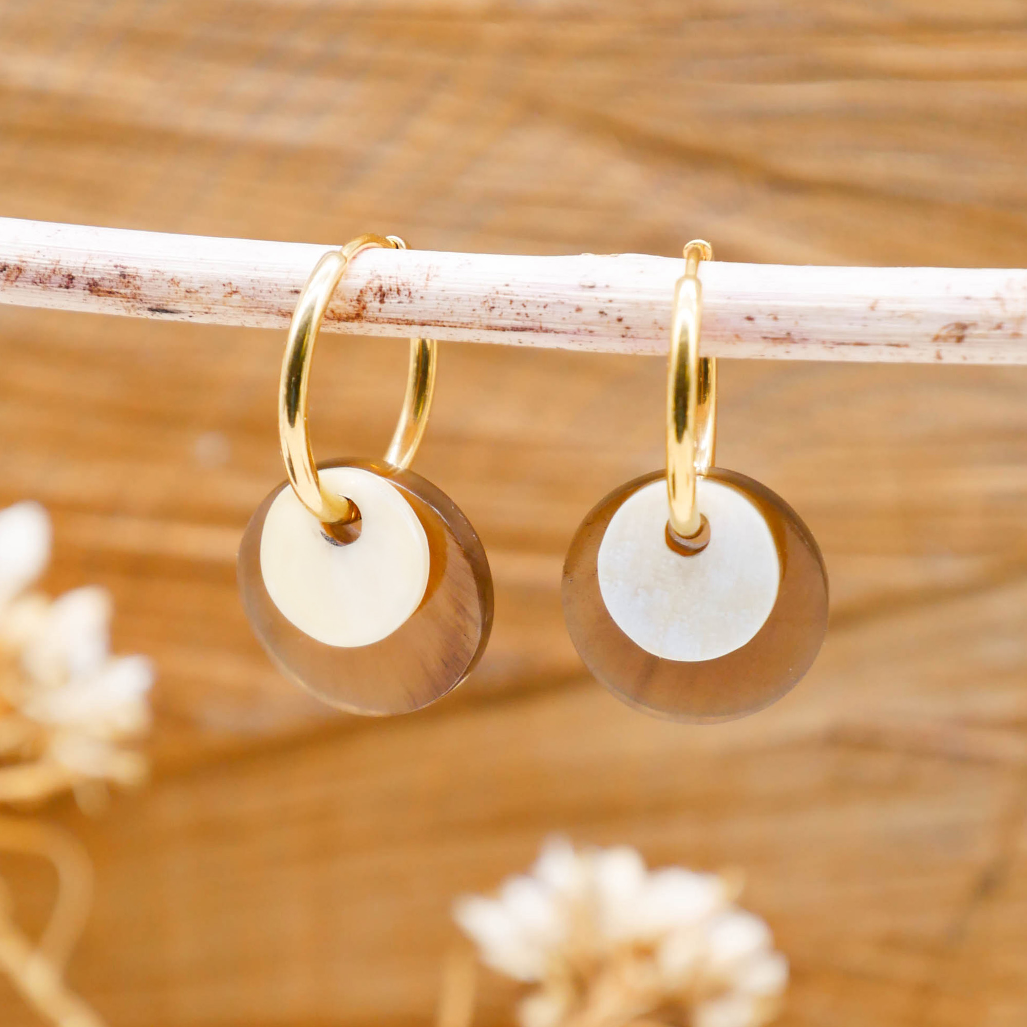 "Craft-Art" Ohrring "kleine Plättchen" braun und weiß, vergoldete Edelstahlcreole