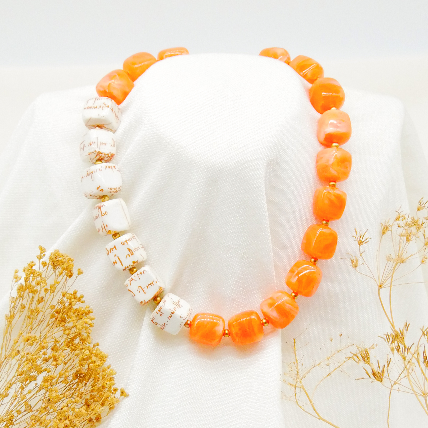 "Summer Feeling", kurze Kette "Cube" Resin- und Papercoated Perlen ca. 16 x 16 mm orange