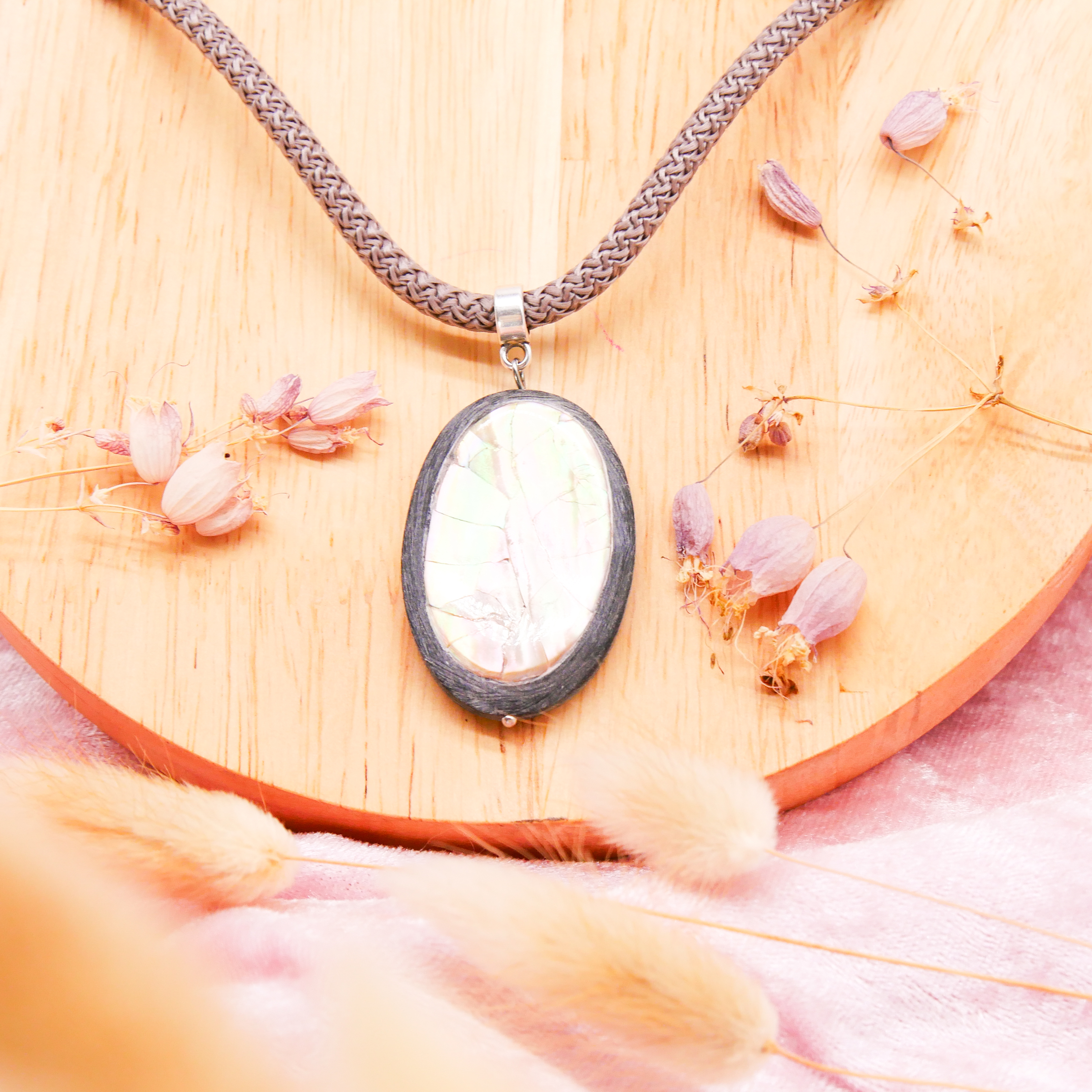 "Classic Ethnic", necklace, cordstring brown, flat oval hornpearl with brownlip shell, 45x30mm, grey